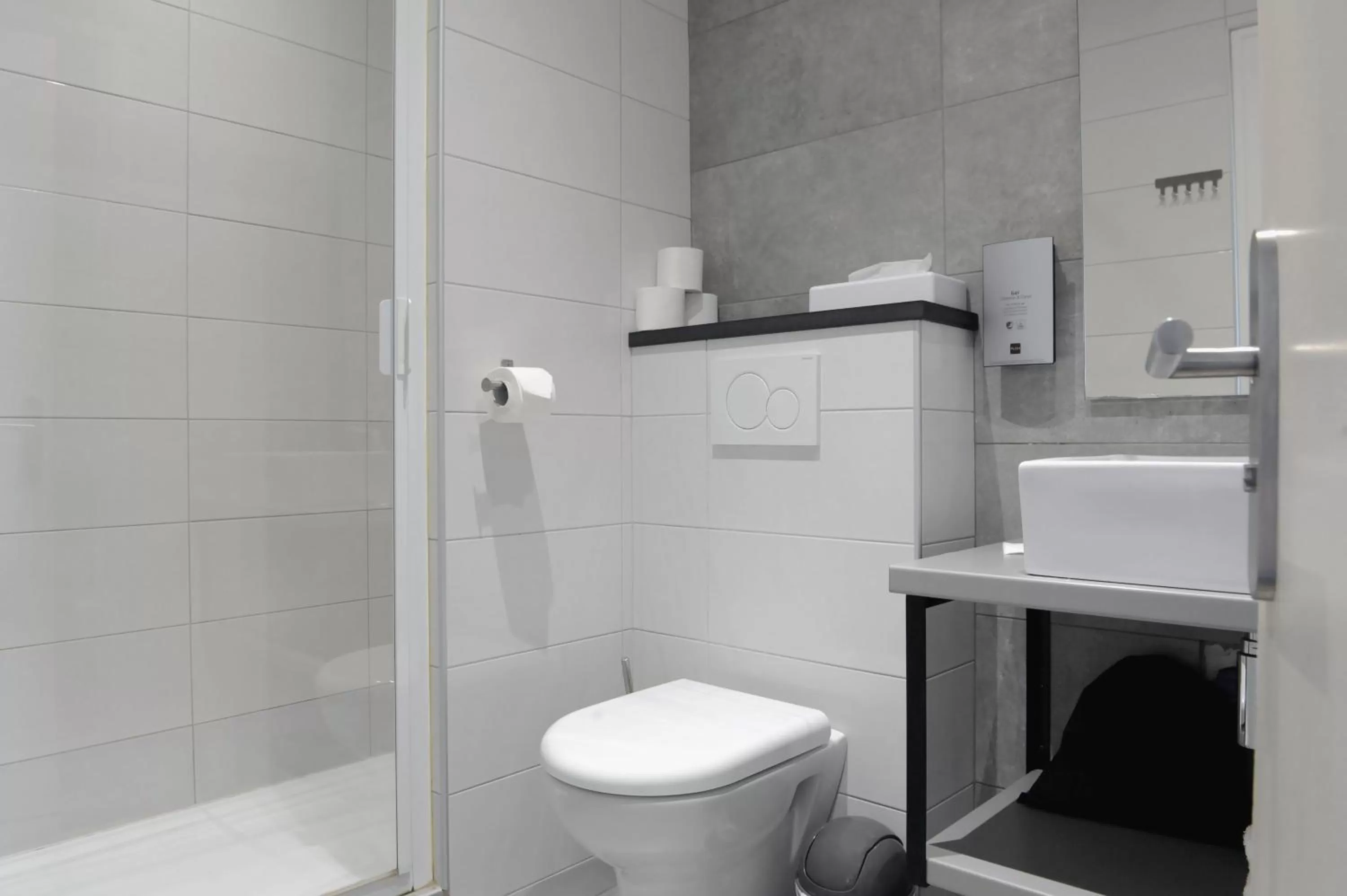 Shower in Logis Hôtel du Chêne