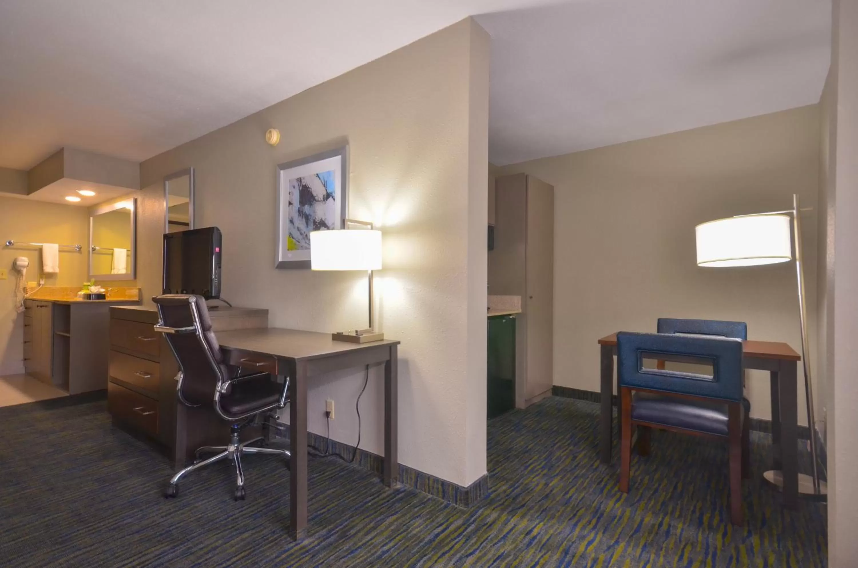 Photo of the whole room in Holiday Inn Express & Suites Fayetteville University of Arkansas Area by IHG
