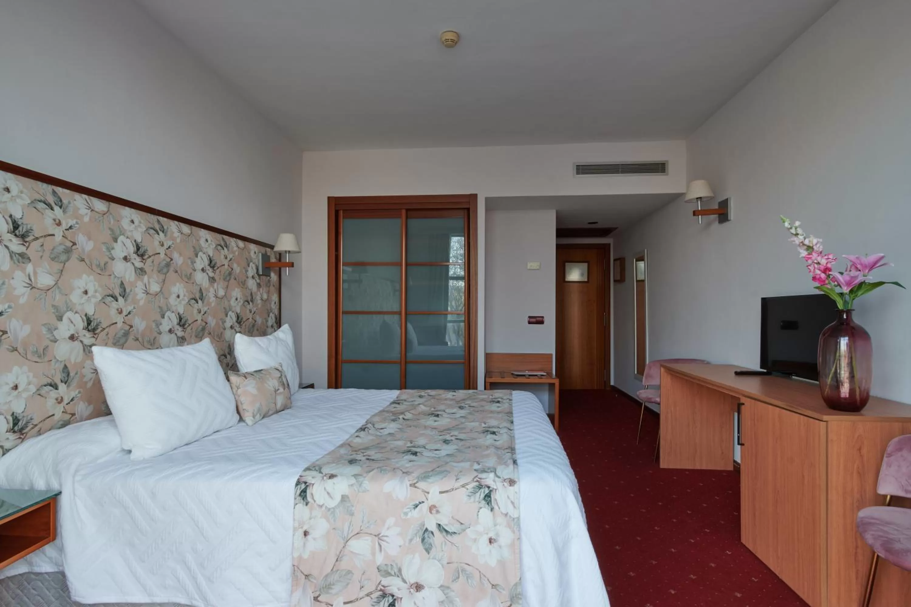 Photo of the whole room, Bed in Ramblas Vendrell