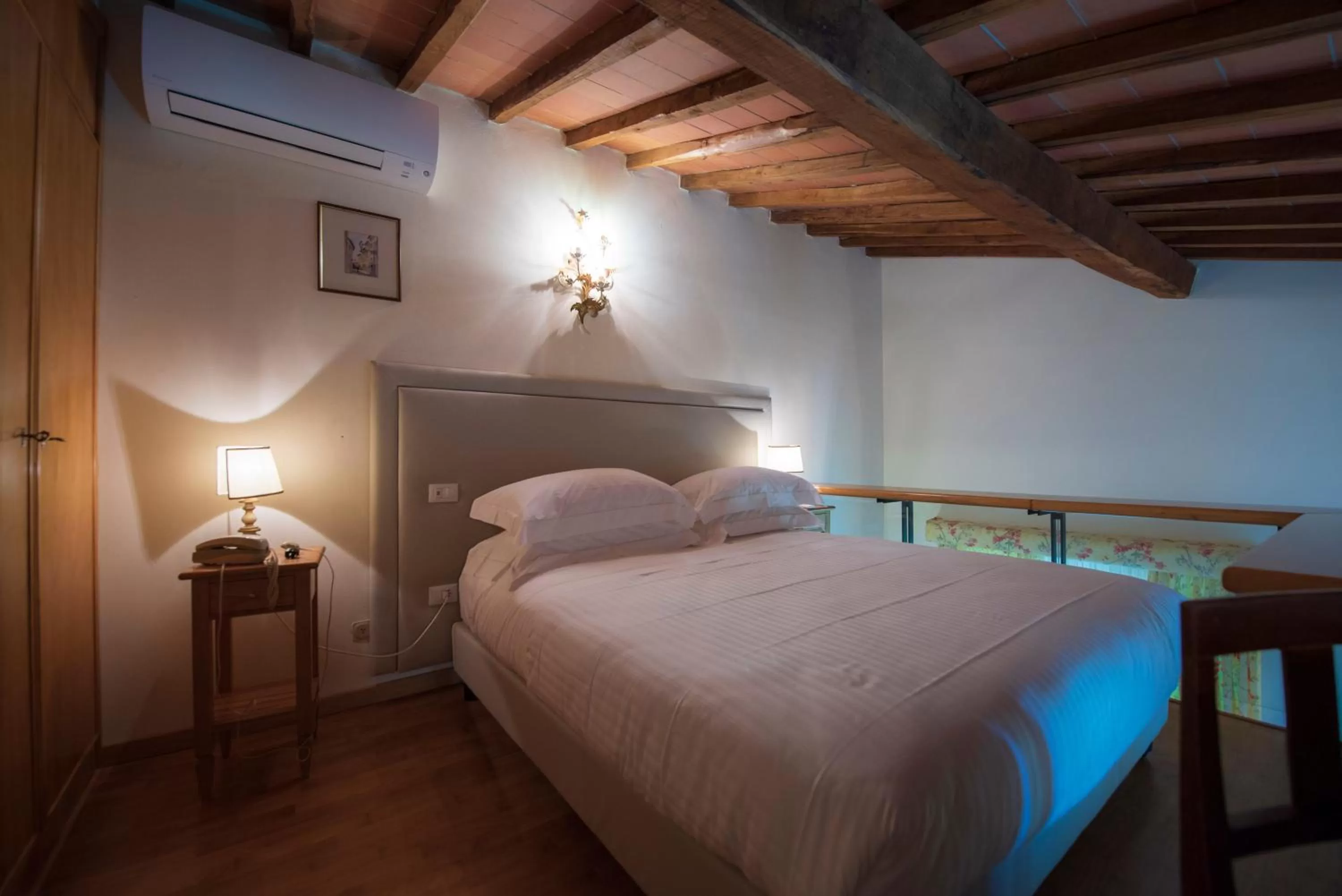 Bed in Villa Scacciapensieri Boutique Hotel