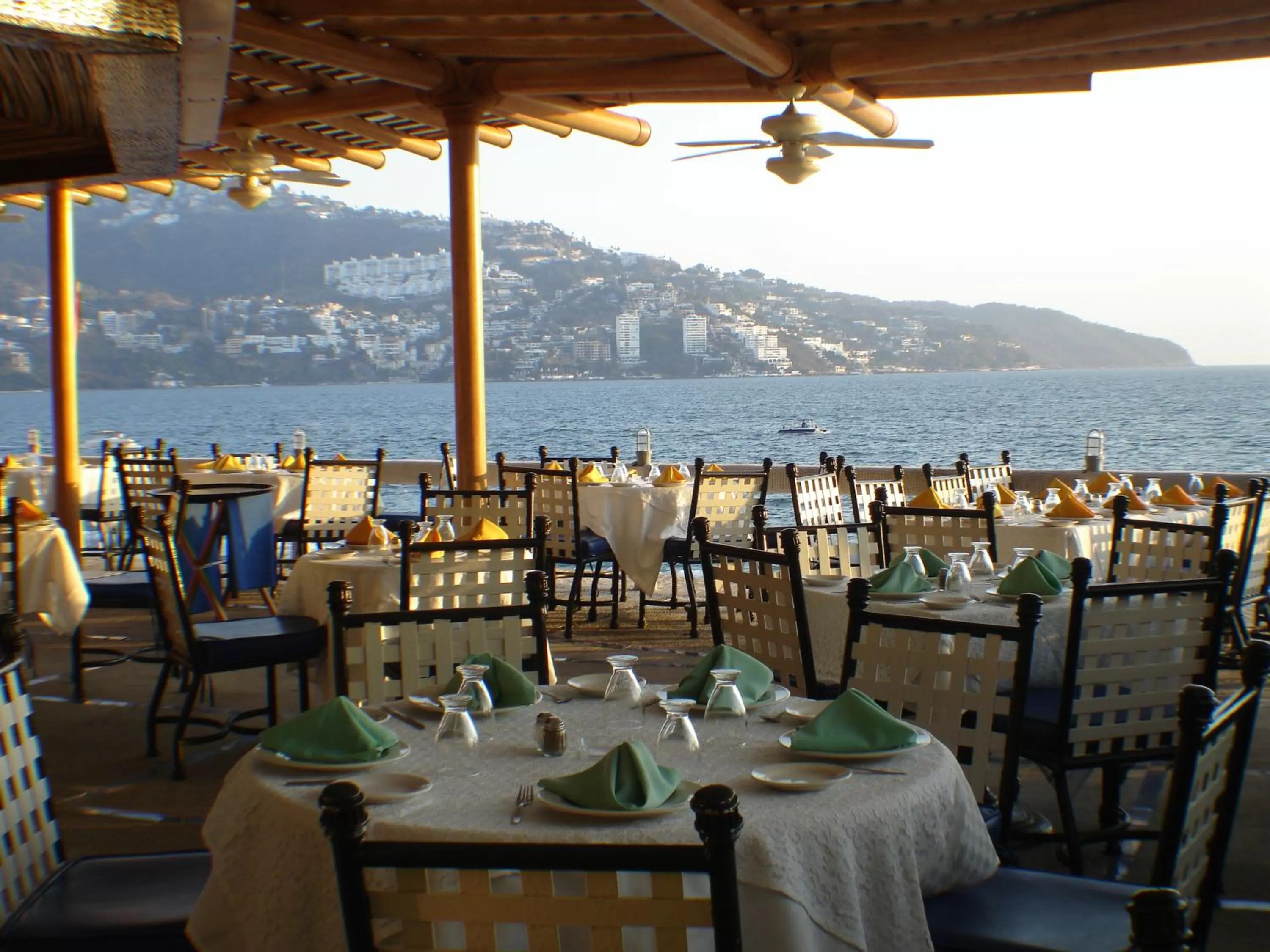 Restaurant/places to eat in Hotel Acapulco Malibu