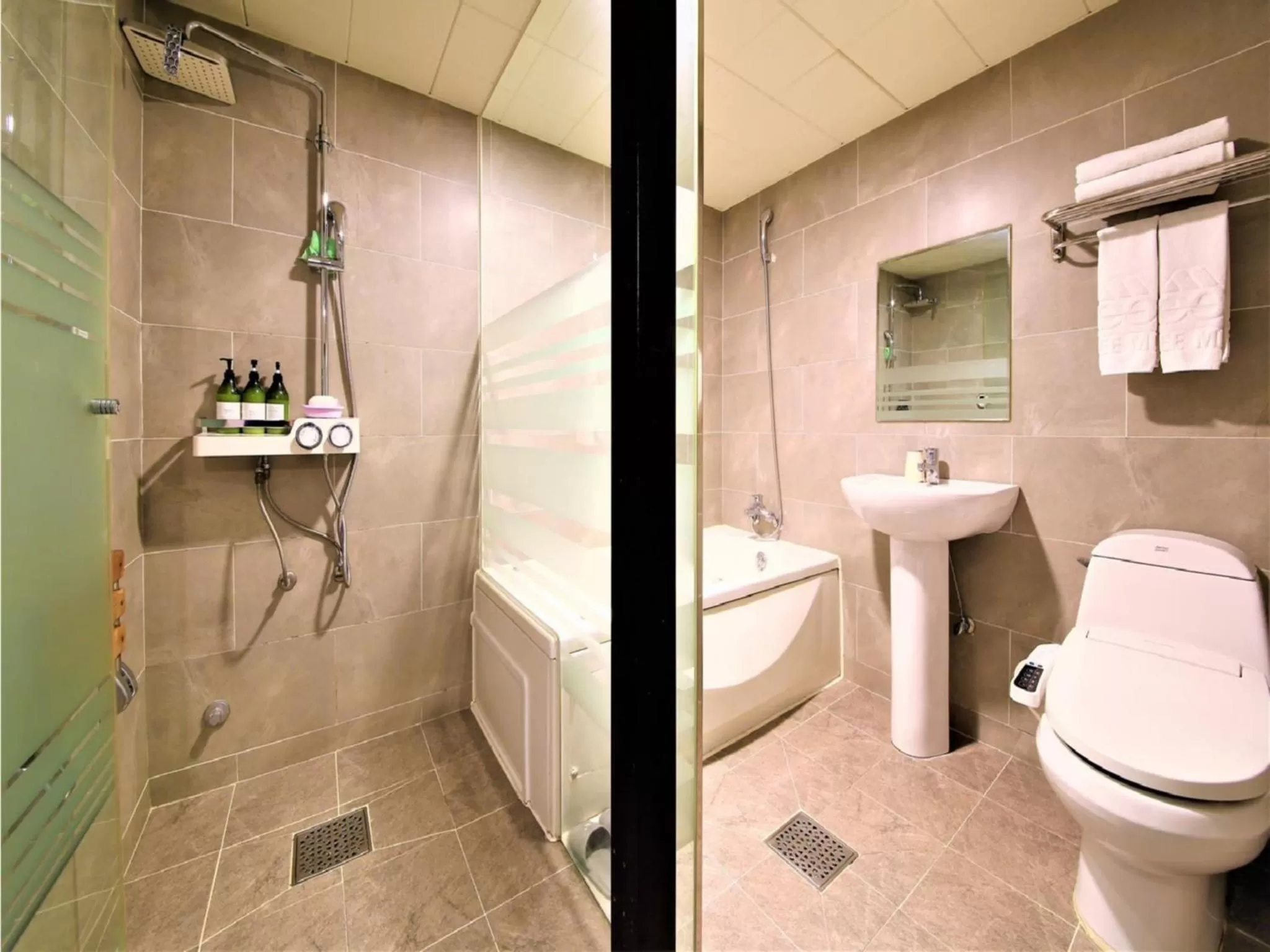 Toilet in Elysee Hotel