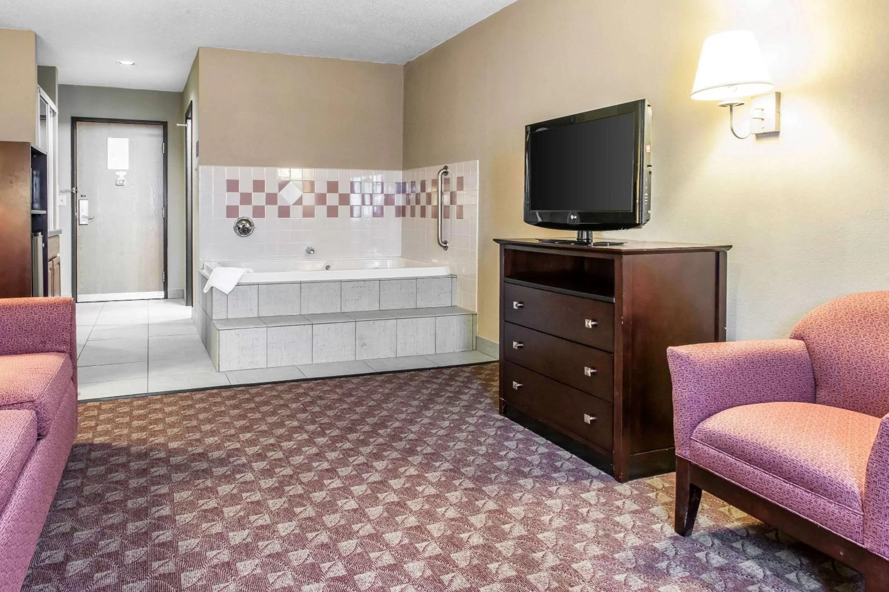 Photo of the whole room in Quality Inn Defiance