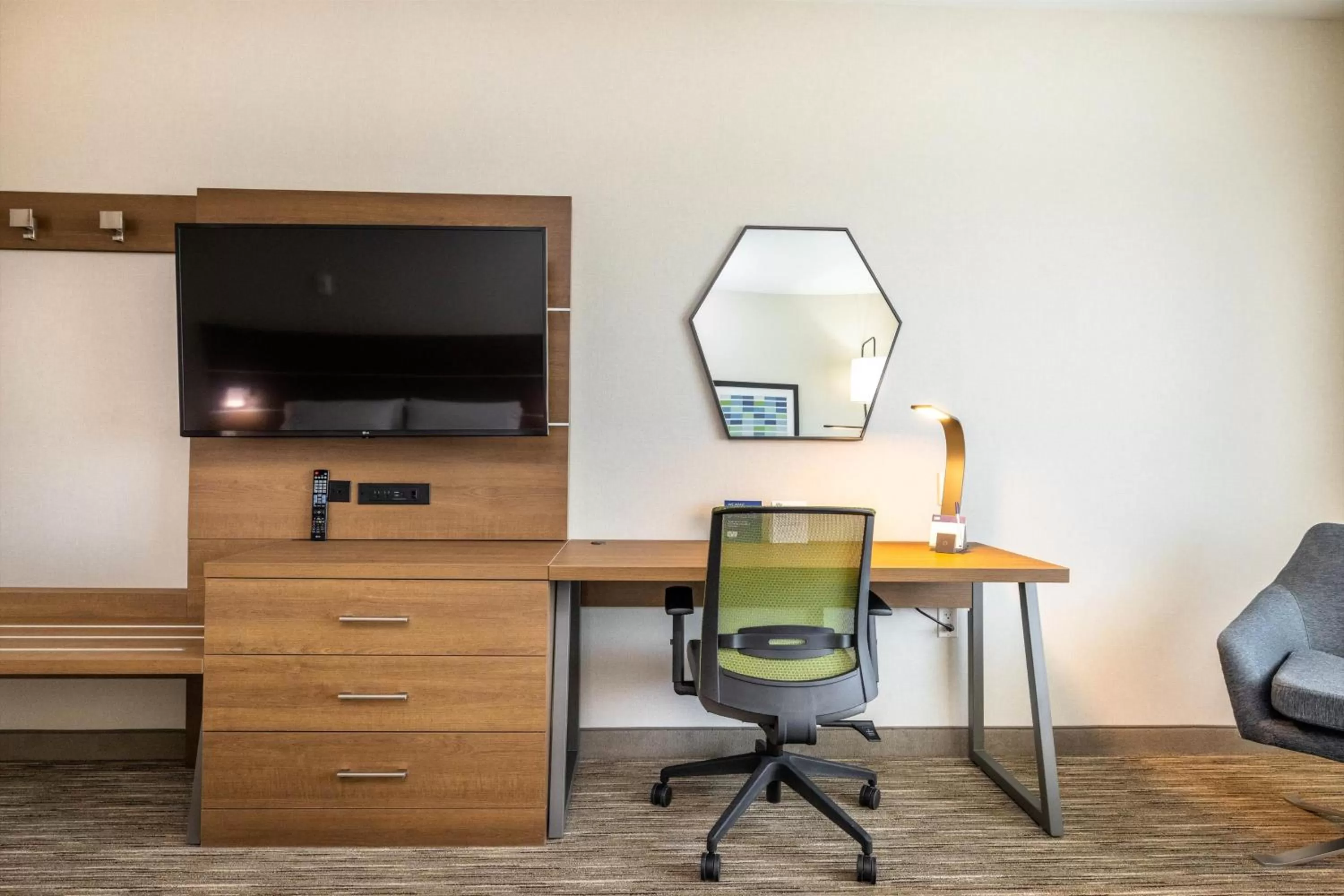 Bedroom in Holiday Inn Express & Suites - San Jose Silicon Valley by IHG