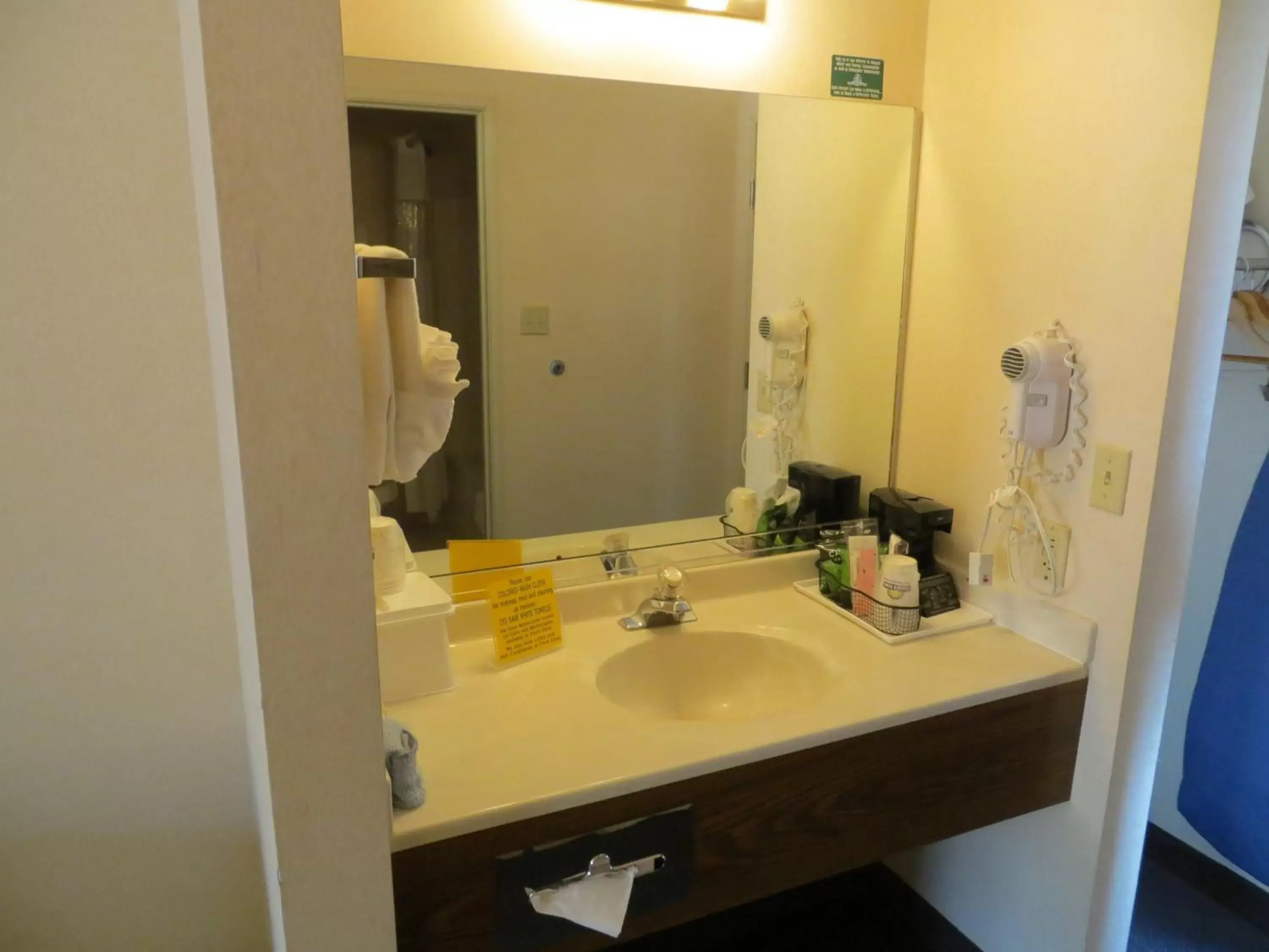 King Room - Disability Access/Non-Smoking in Days Inn by Wyndham Capitol Reef King Room - Disability Access/Non-Smoking in Days Inn by Wyndham Capitol Reef