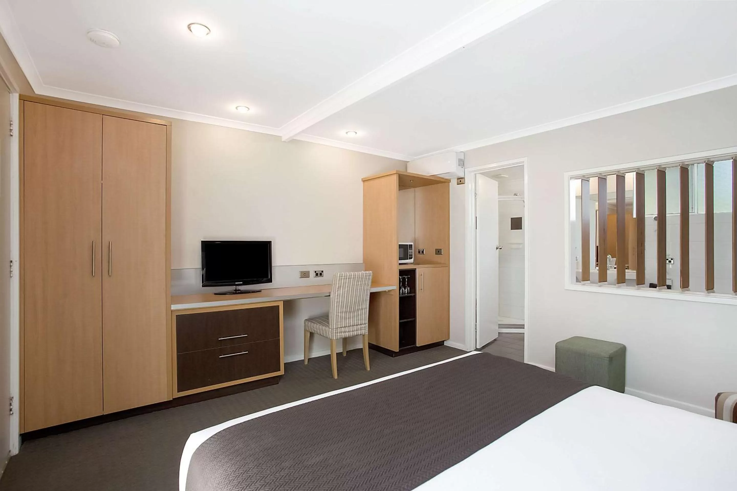 Bedroom, Bed in Comfort Inn On Raglan