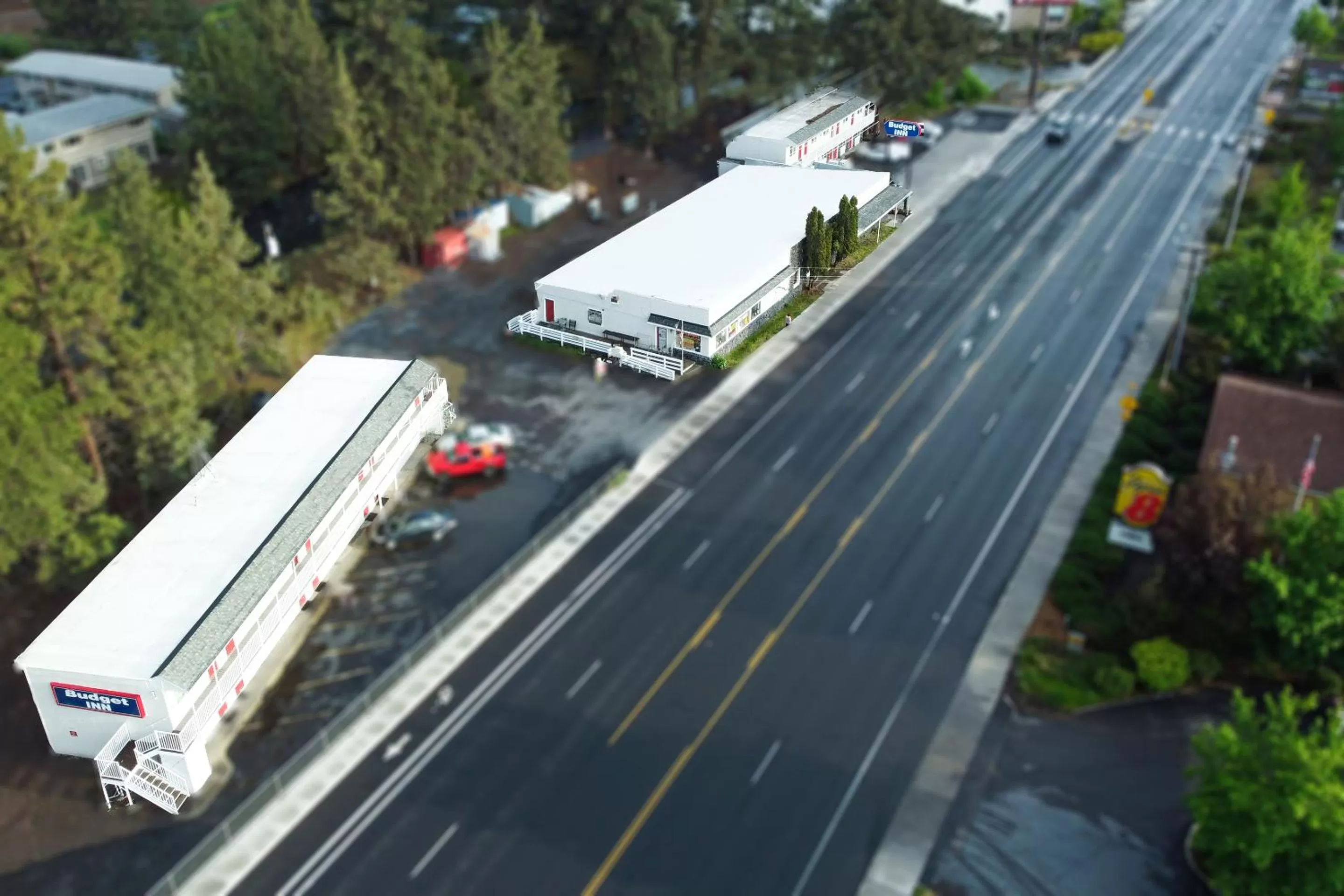 Property building in Budget Inn Bend