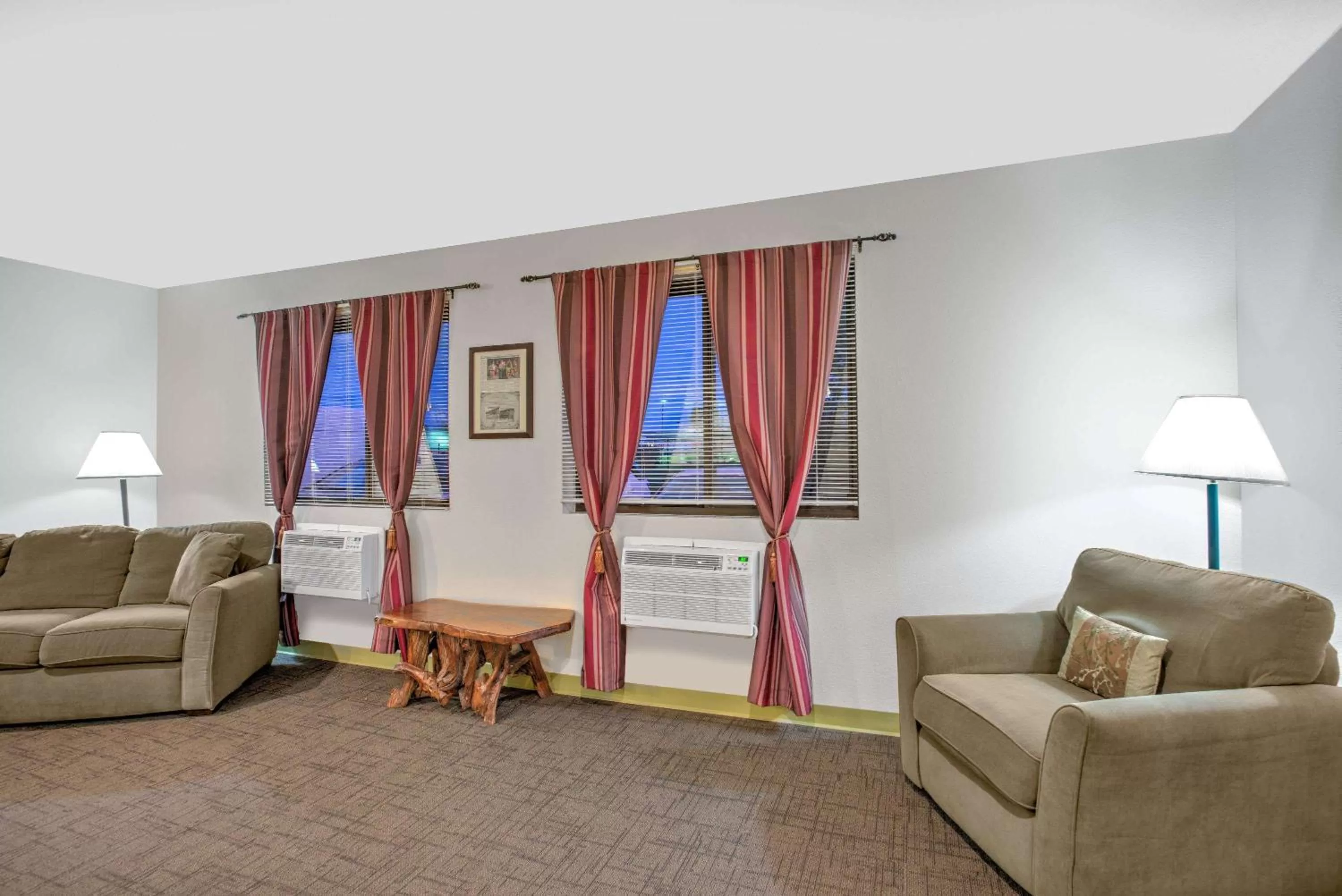 Lobby or reception in Super 8 by Wyndham Ticonderoga