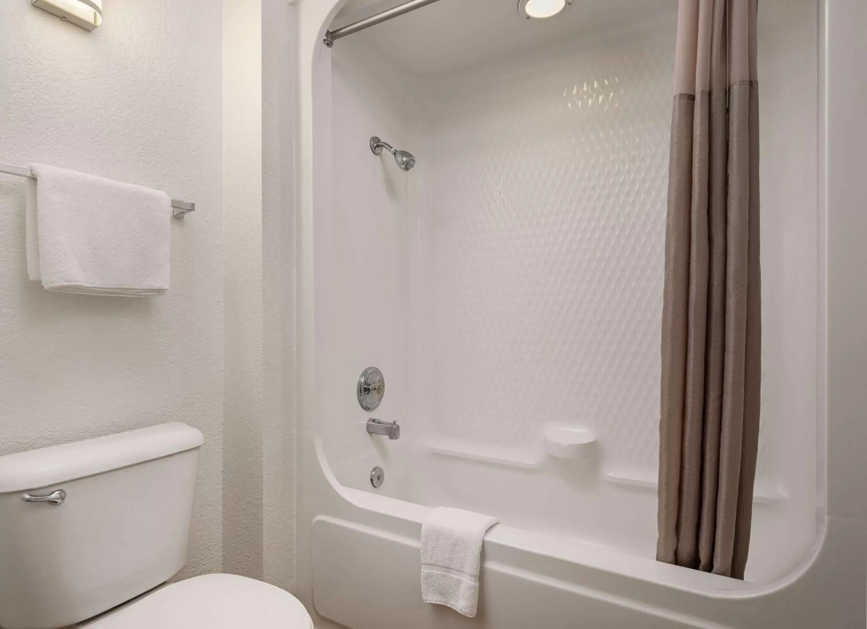 Deluxe Queen Room in Motel 6-Buena Park, CA - Knotts Berry Farm - Disneyland Deluxe Queen Room in Motel 6-Buena Park, CA - Knotts Berry Farm - Disneyland