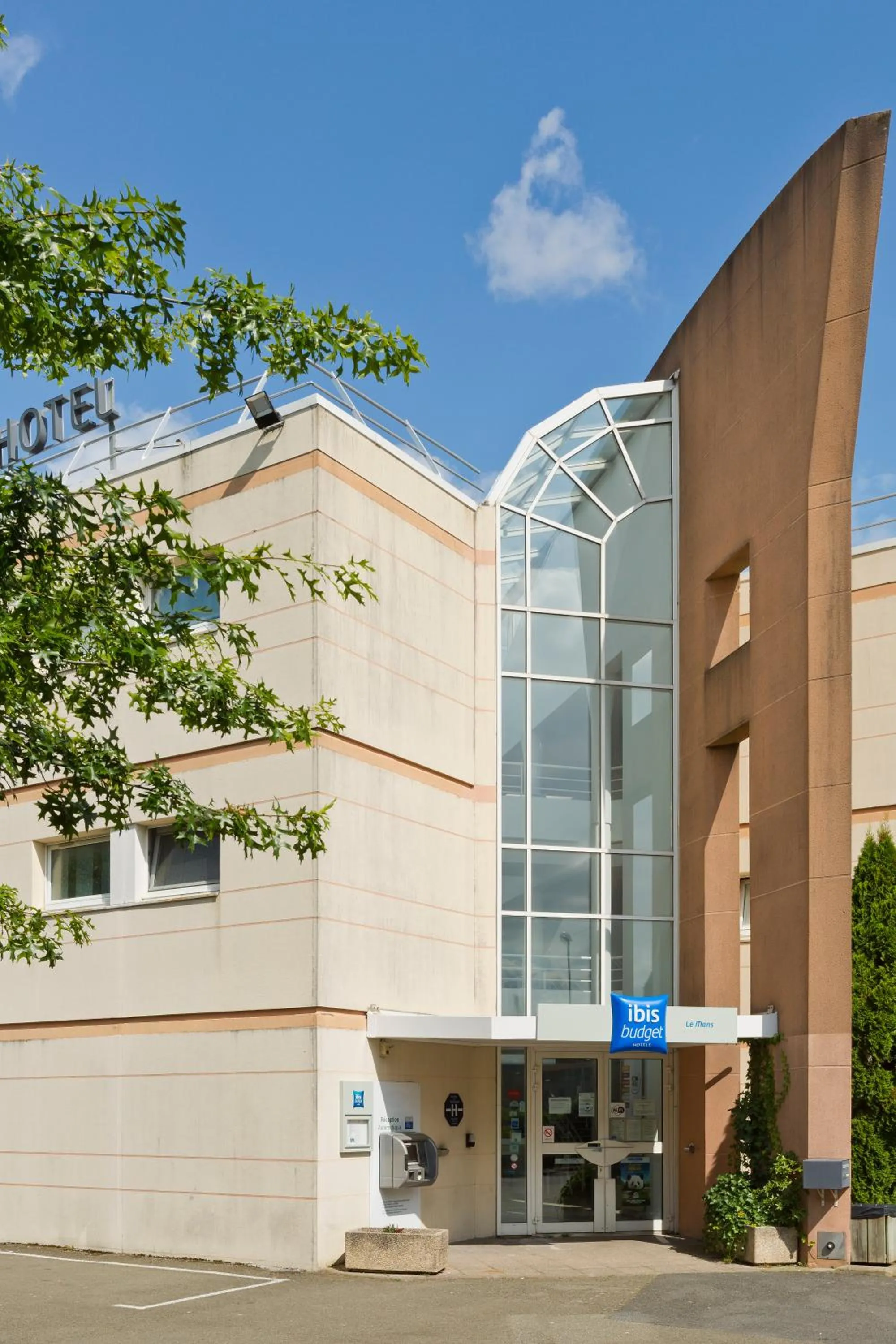 Facade/entrance in ibis budget Le Mans Universite