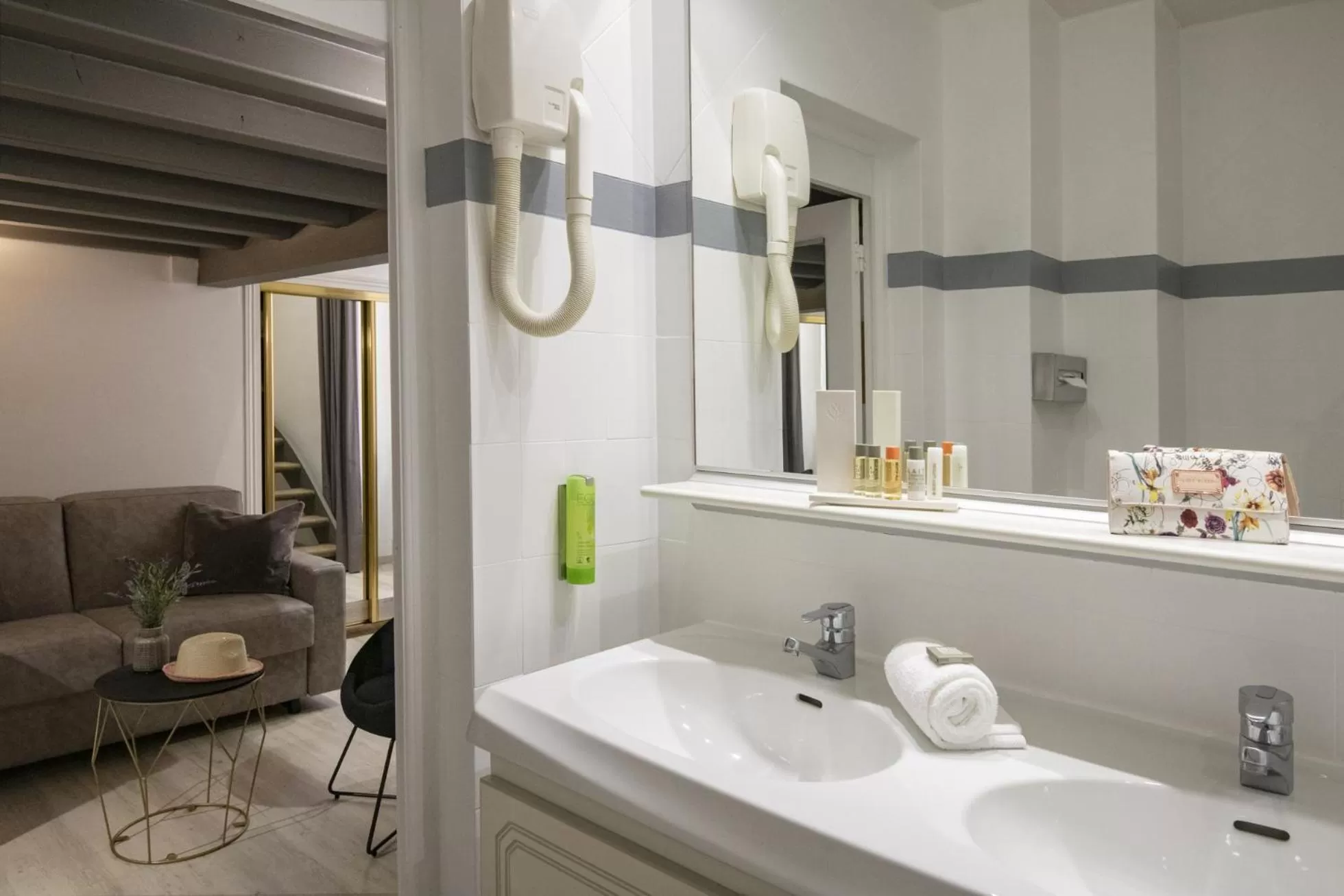 Bathroom in GOLDEN TULIP CANNES HOTEL de PARIS