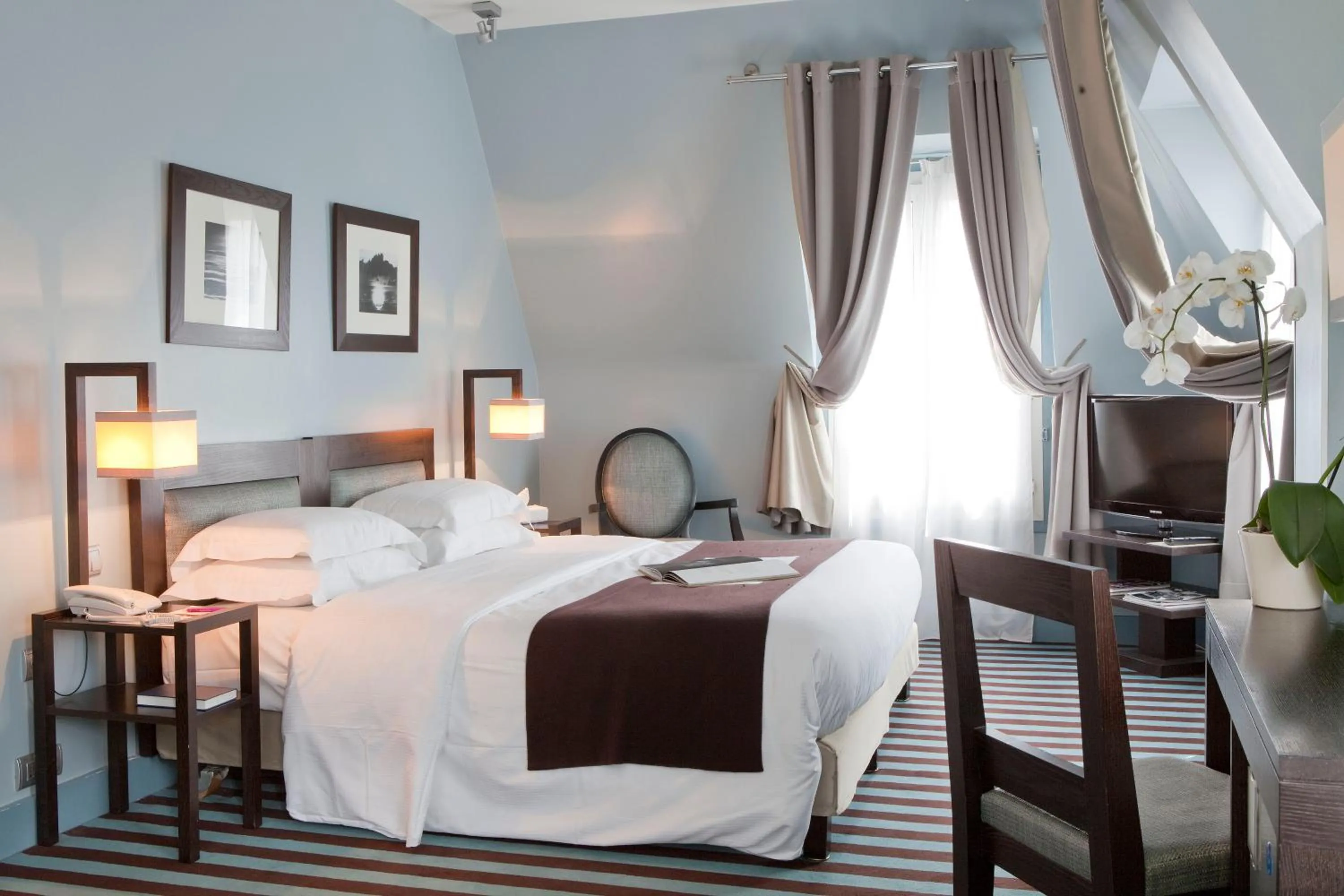 Photo of the whole room, Bed in Hotel Duret Paris Champs Elysées