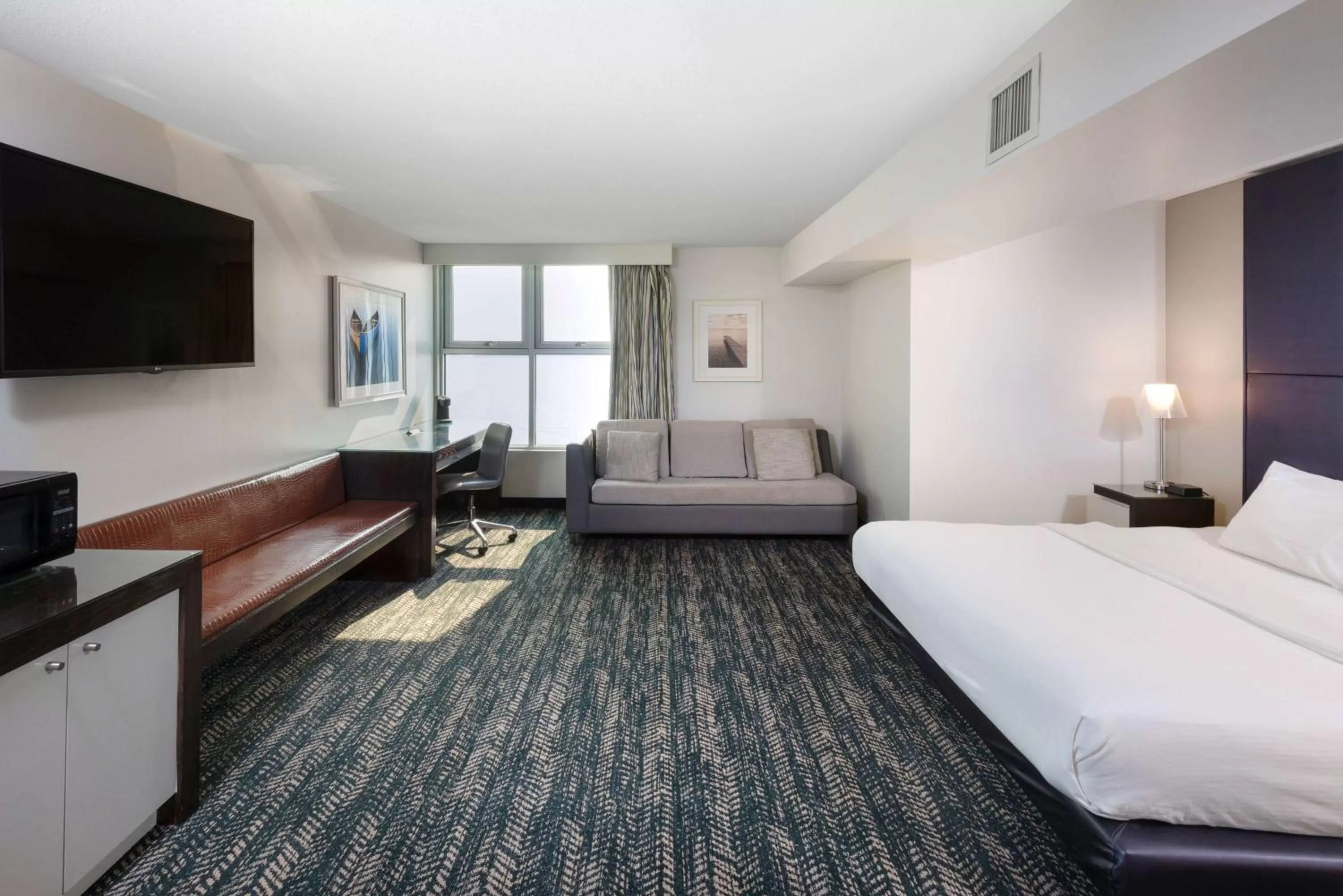 Photo of the whole room, Bed in 41 Lakefront Hotel, Trademark Collection by Wyndham
