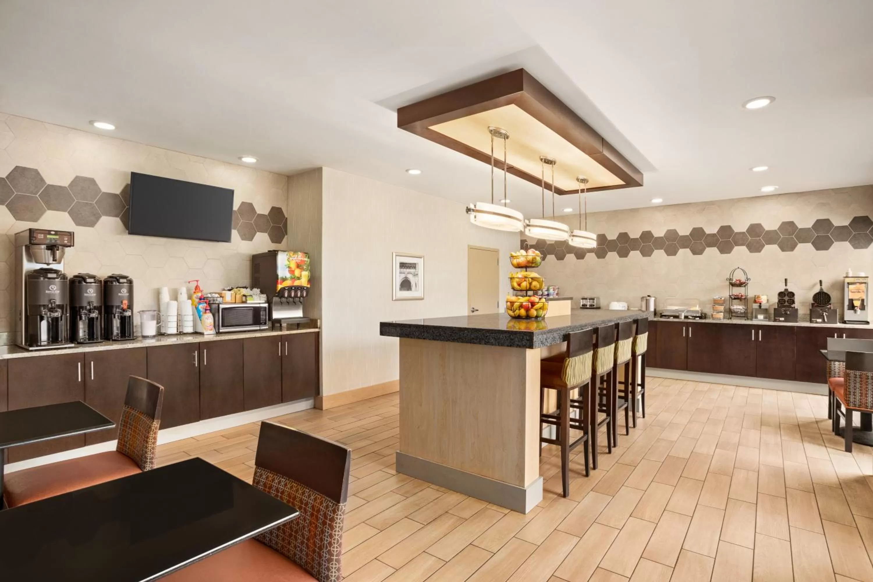 Coffee/tea facilities in La Quinta Inn & Suites by Wyndham Richmond-Midlothian