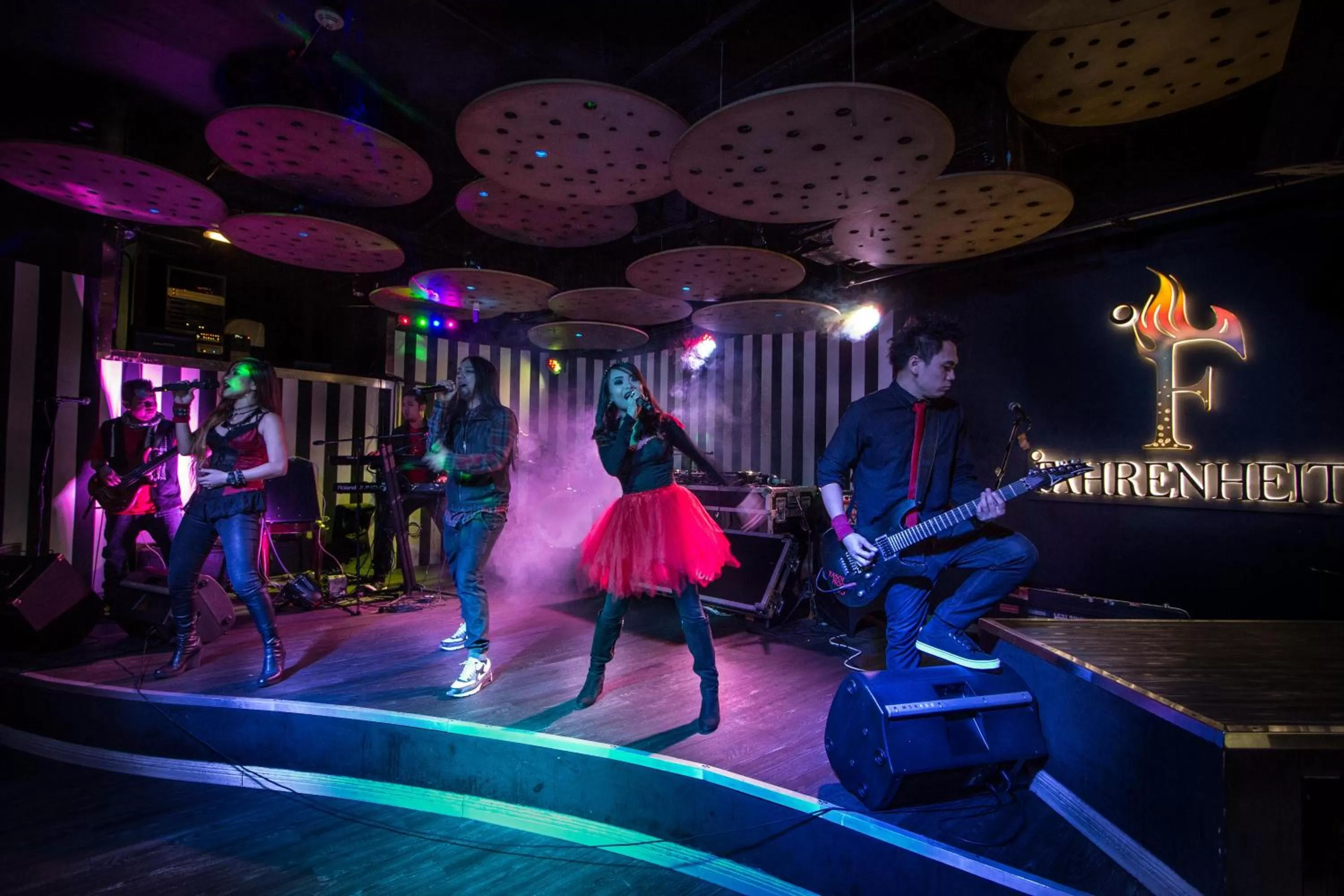 Nightclub / DJ in Horizon Manor Hotel