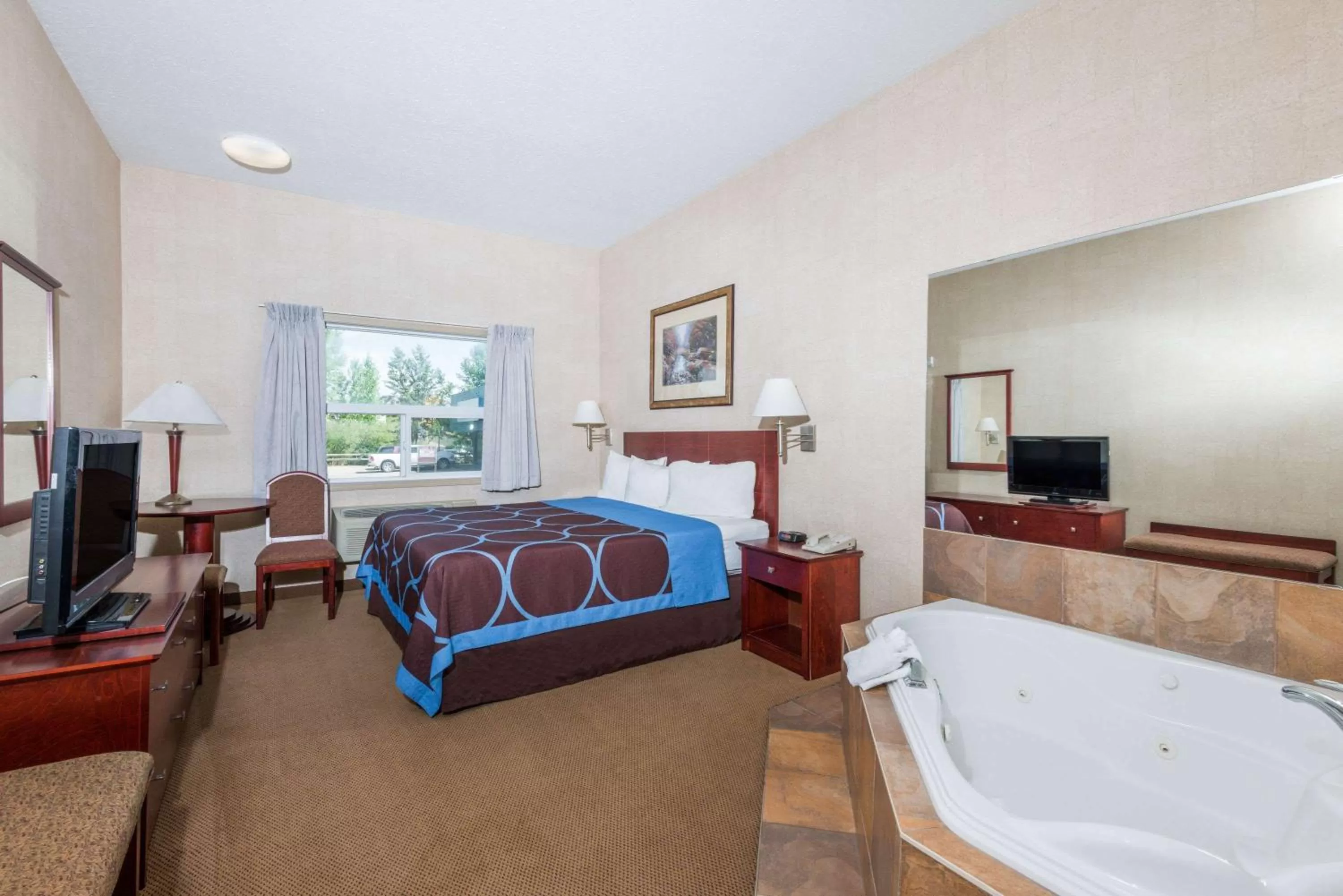 Photo of the whole room in Super 8 by Wyndham Red Deer City Centre