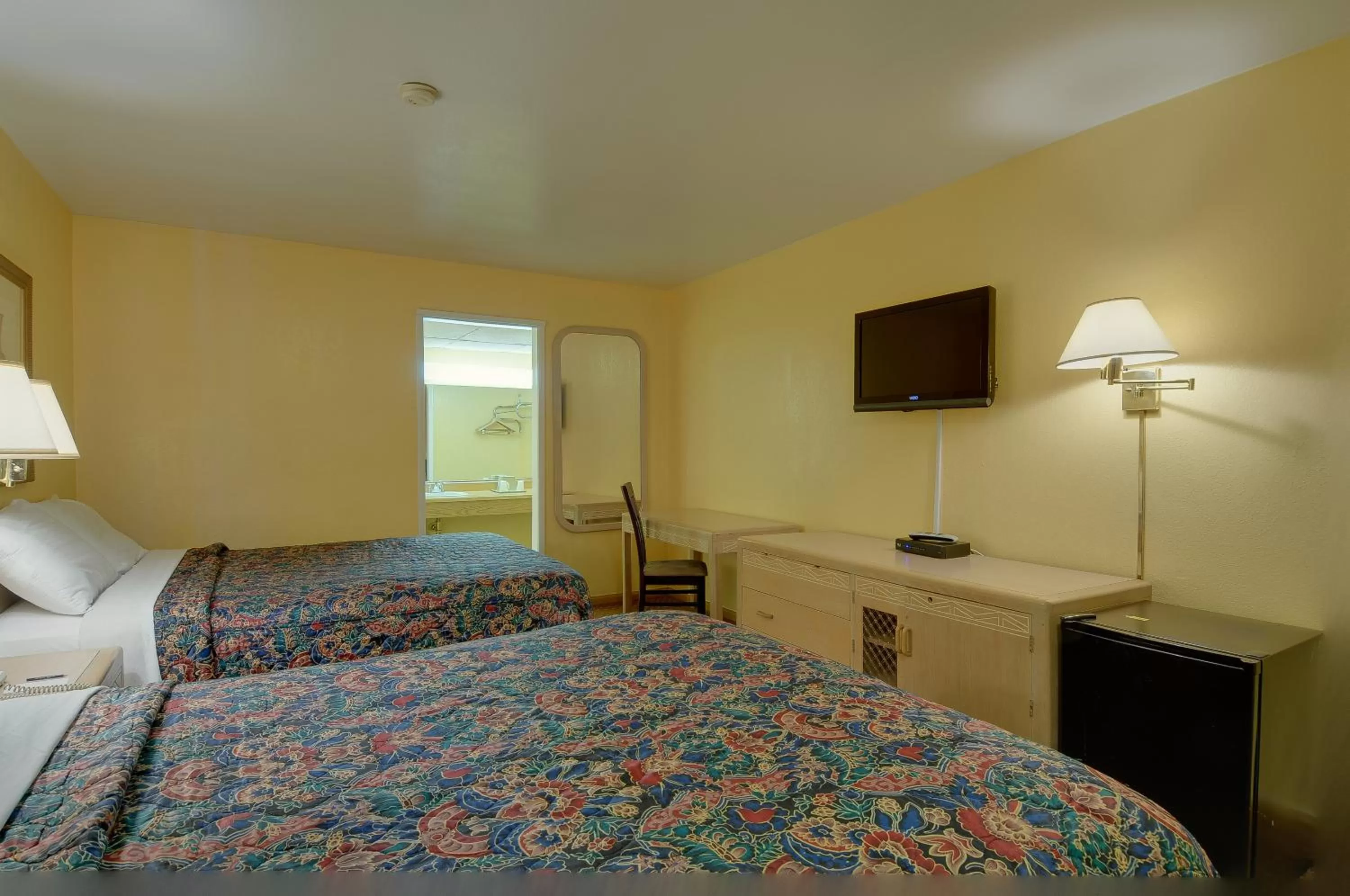 Photo of the whole room, Bed in Vagabond Inn San Pedro