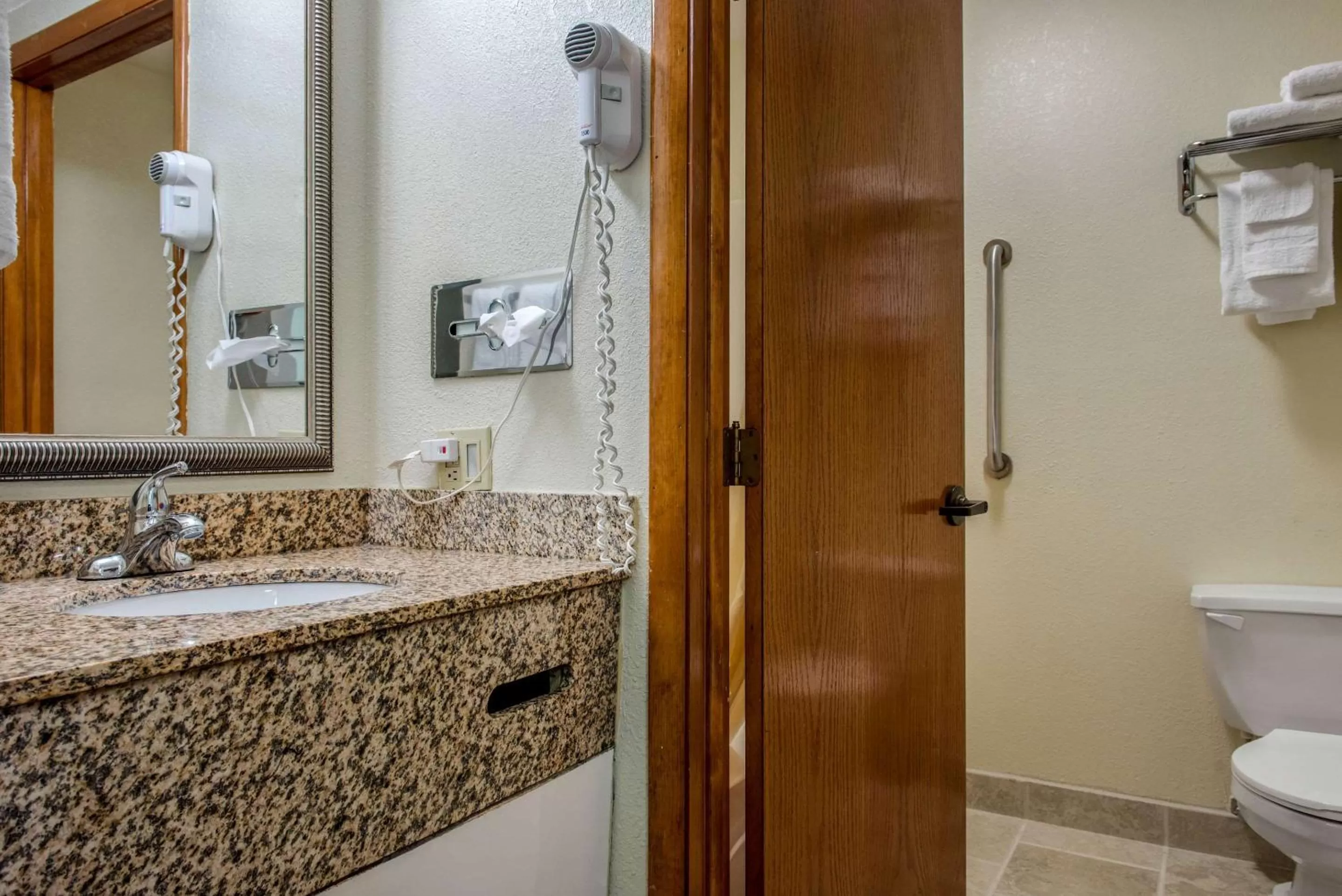 Photo of the whole room in Quality Inn Bloomington Near University