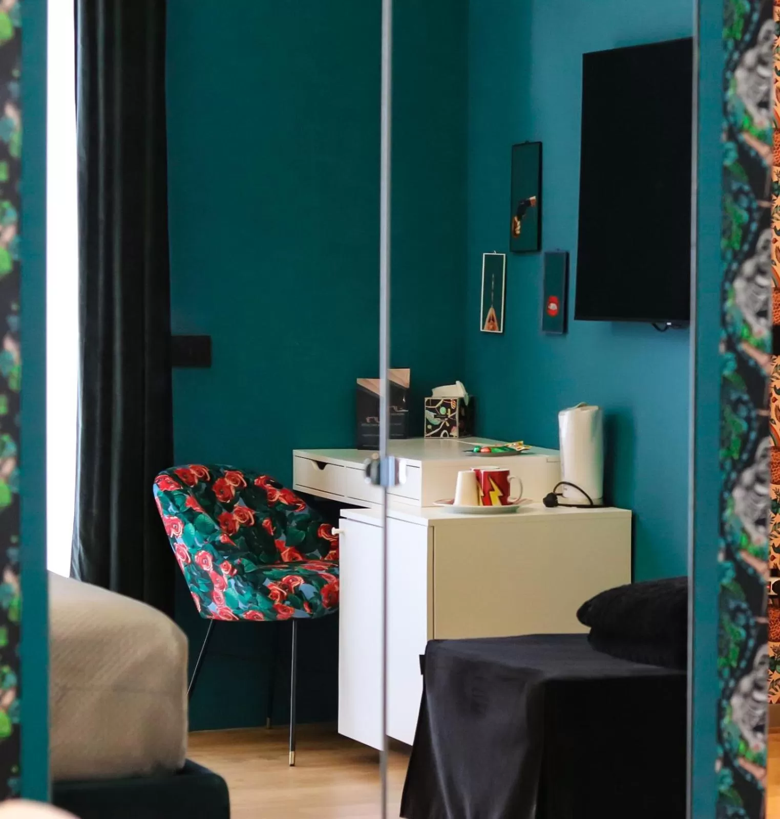 TV and multimedia in Aron Only Suites Bed and Breakfast