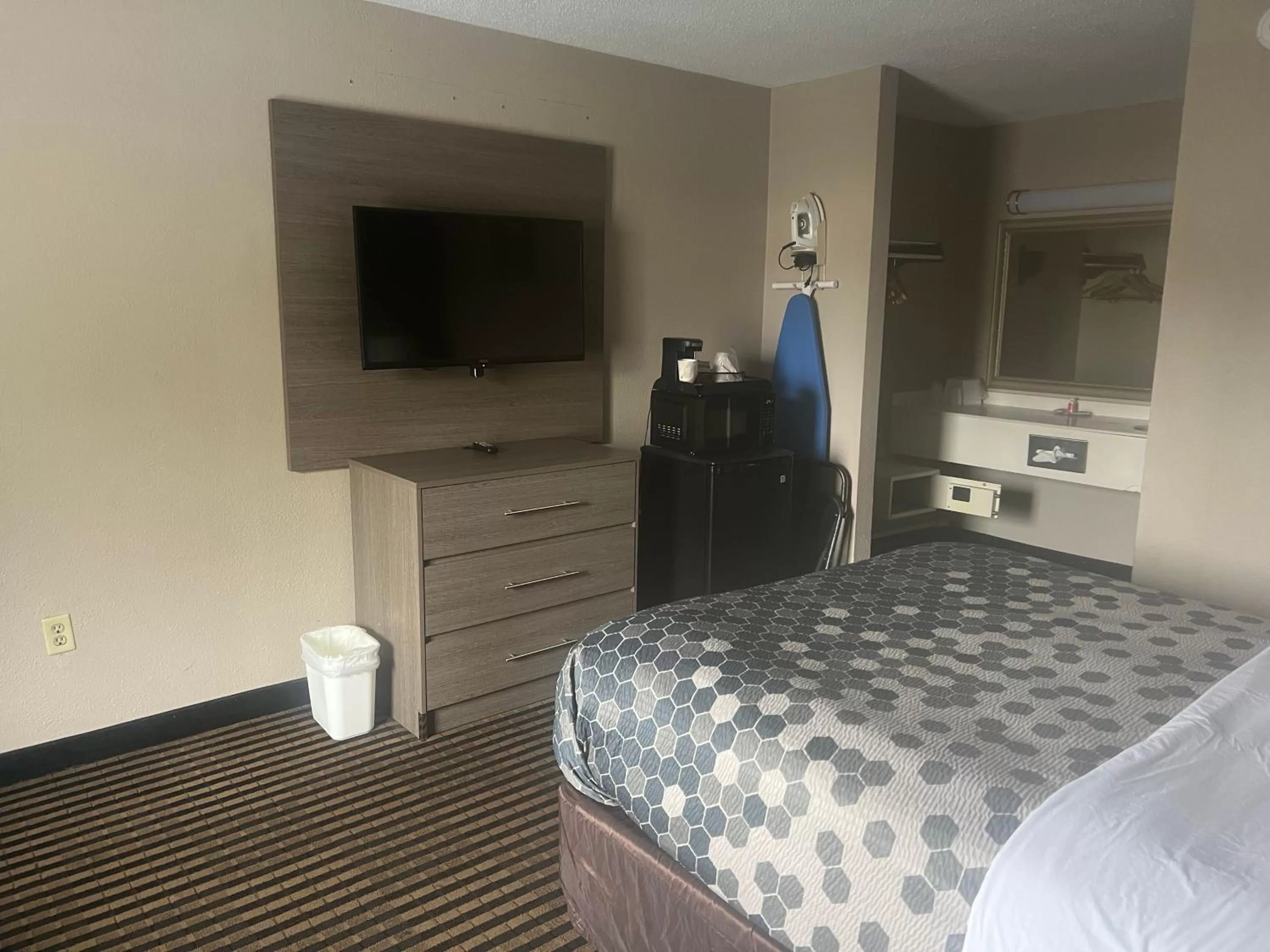 Bed in Econo Lodge Florence - Darlington