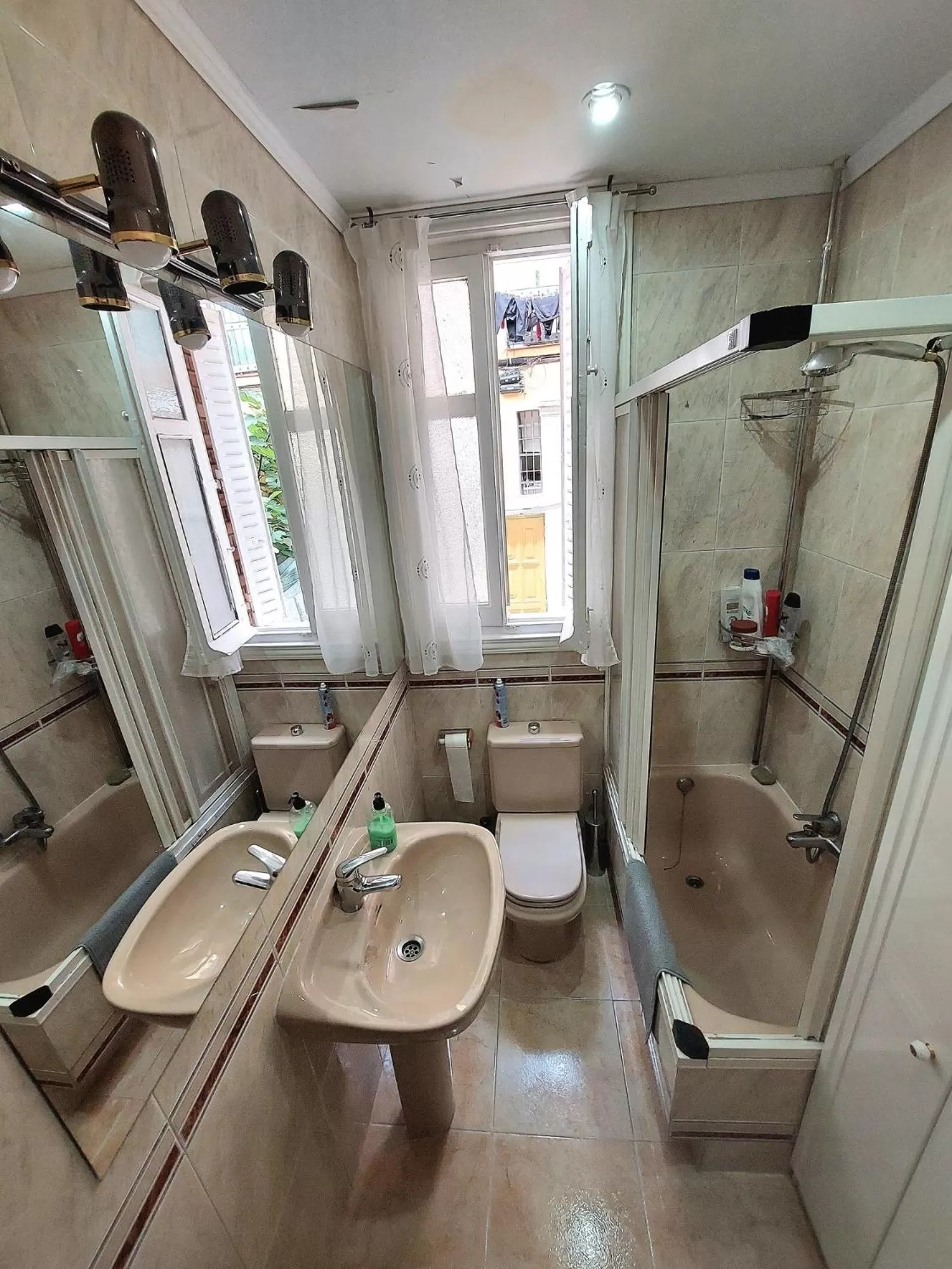 Shower in N1 Casa de Madrid - greenpeace line