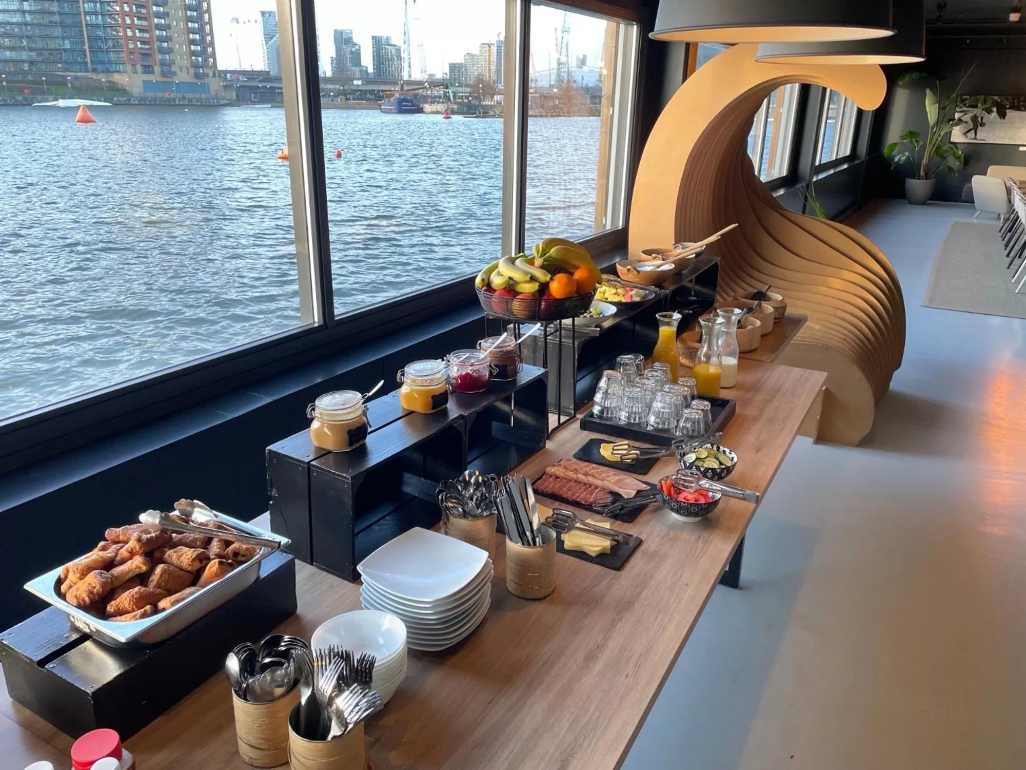 Restaurant/places to eat in Good Hotel London