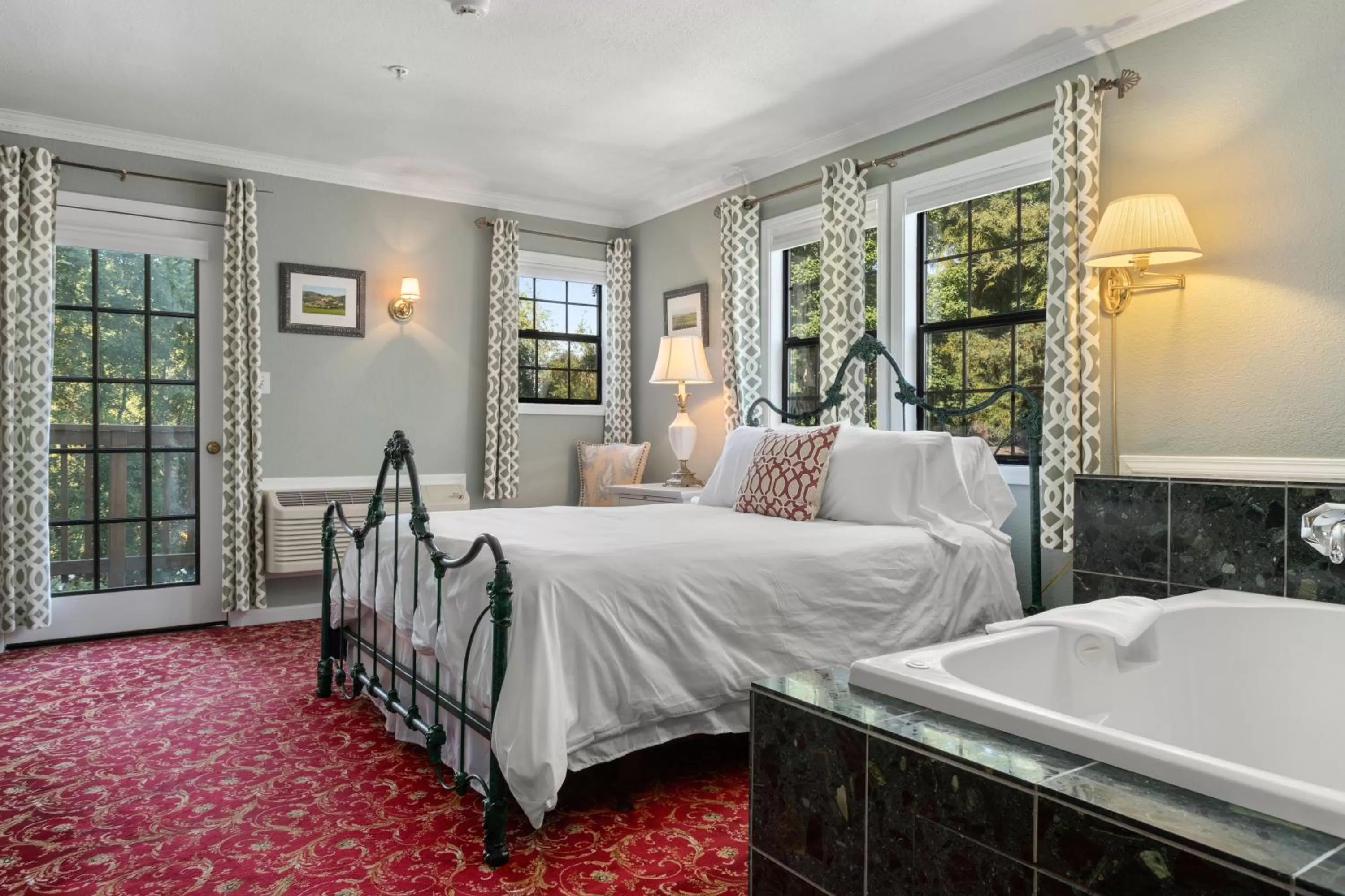 Photo of the whole room, Bed in Candlelight Inn Napa Valley