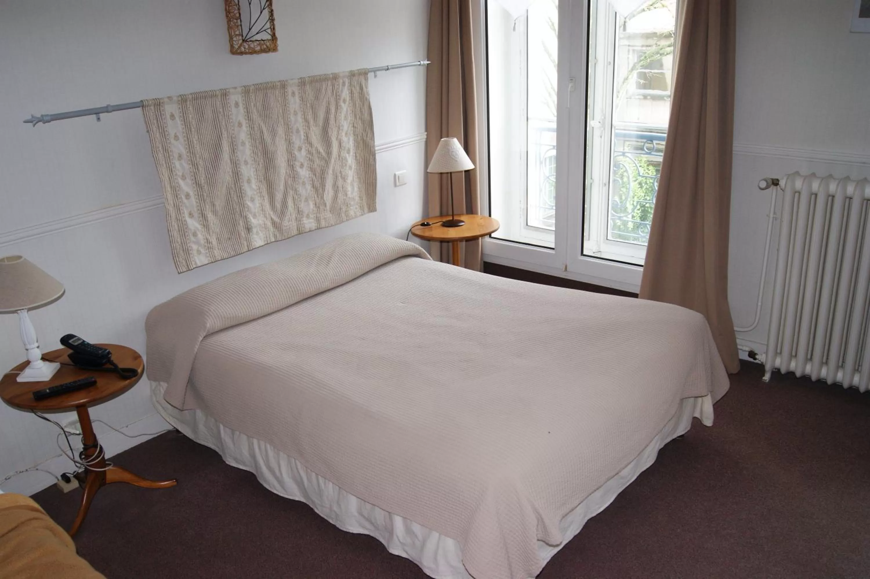 Bedroom in Hôtel Central