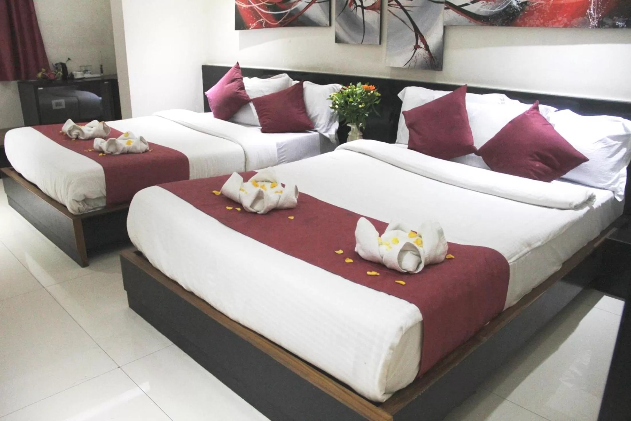 Bed in Muscatel Yavachi - 400 Mts from MG Marg