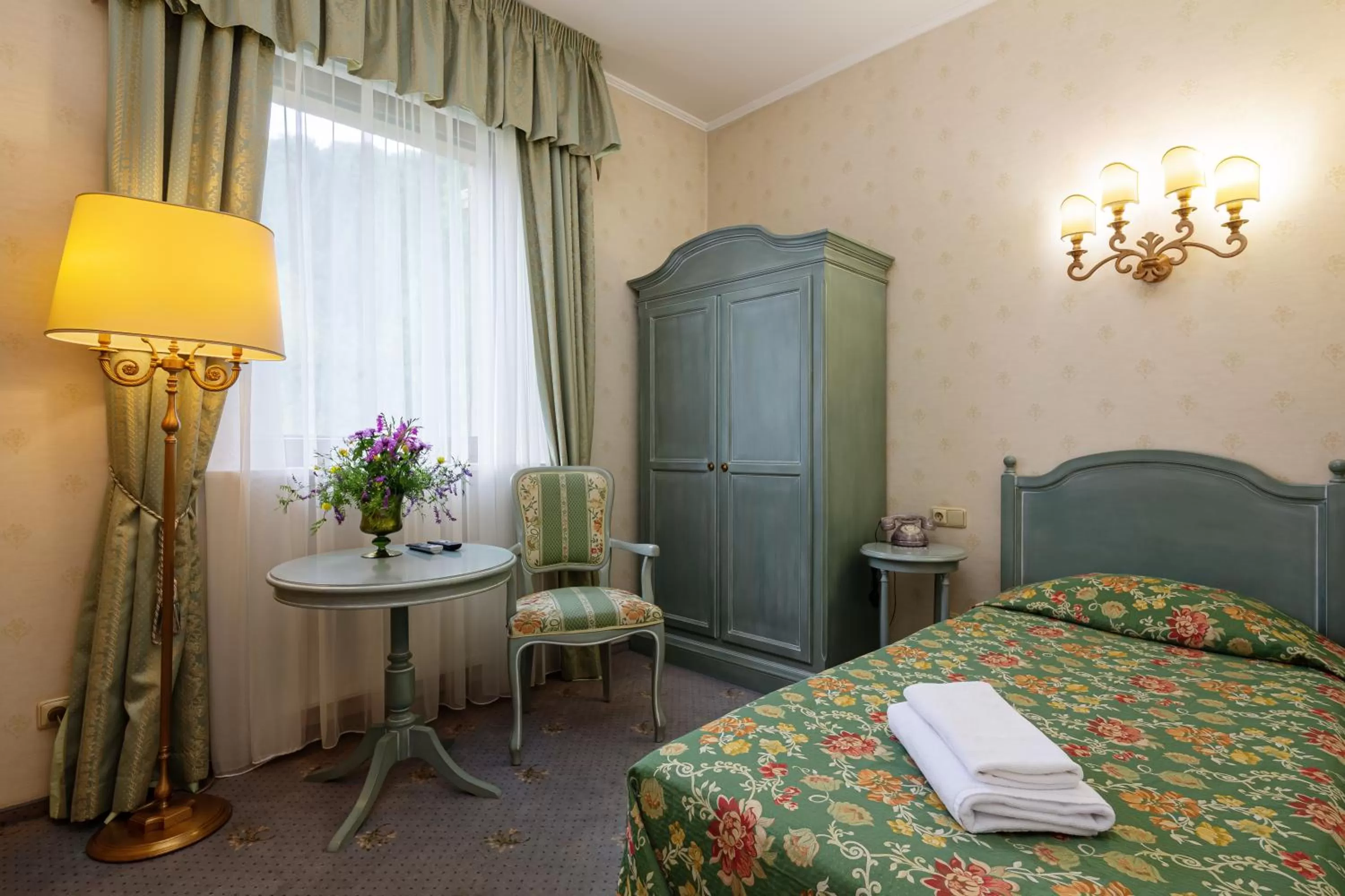 Photo of the whole room, Bed in Edelweiss