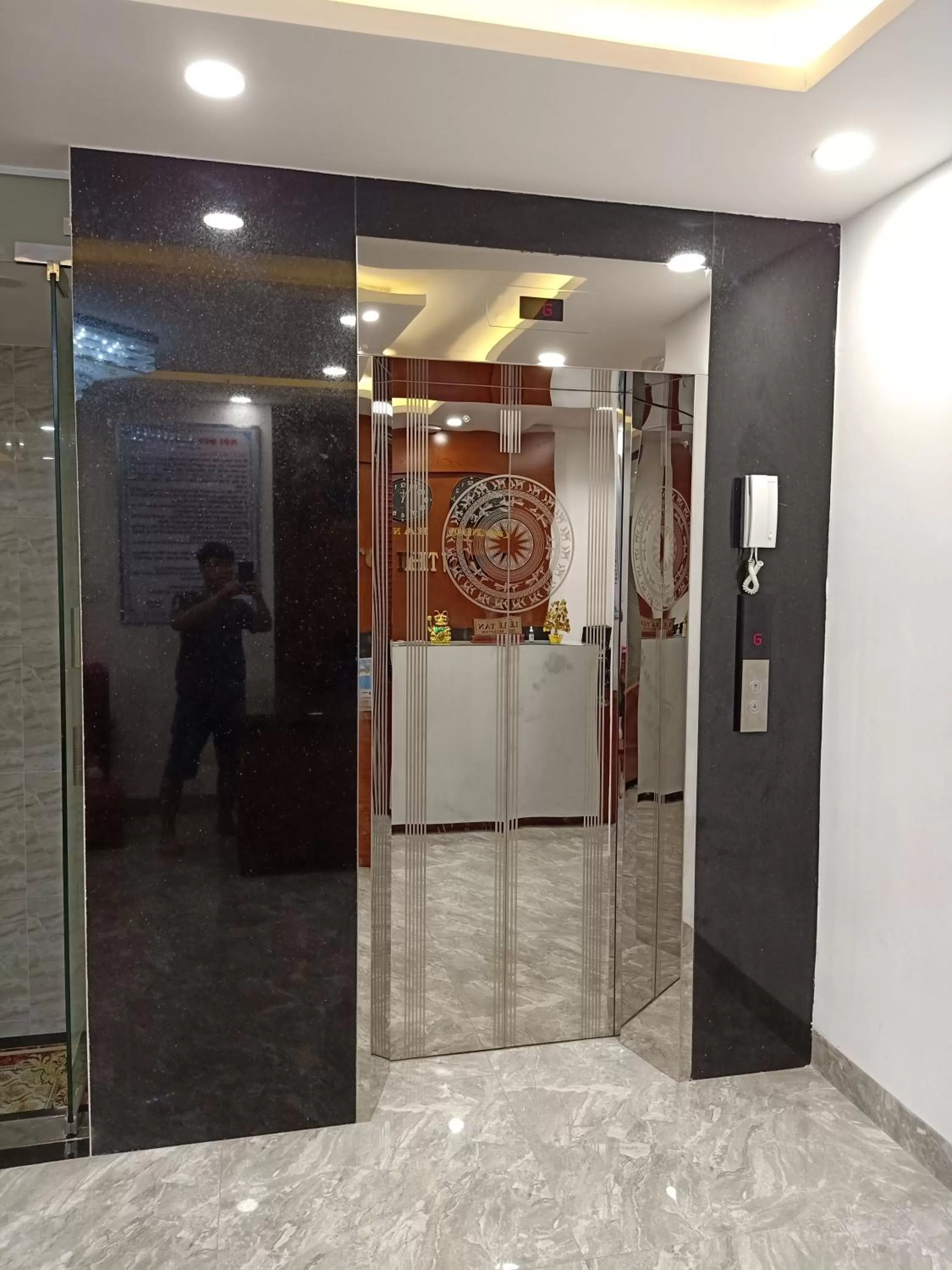 elevator in Tân Thi Hotel