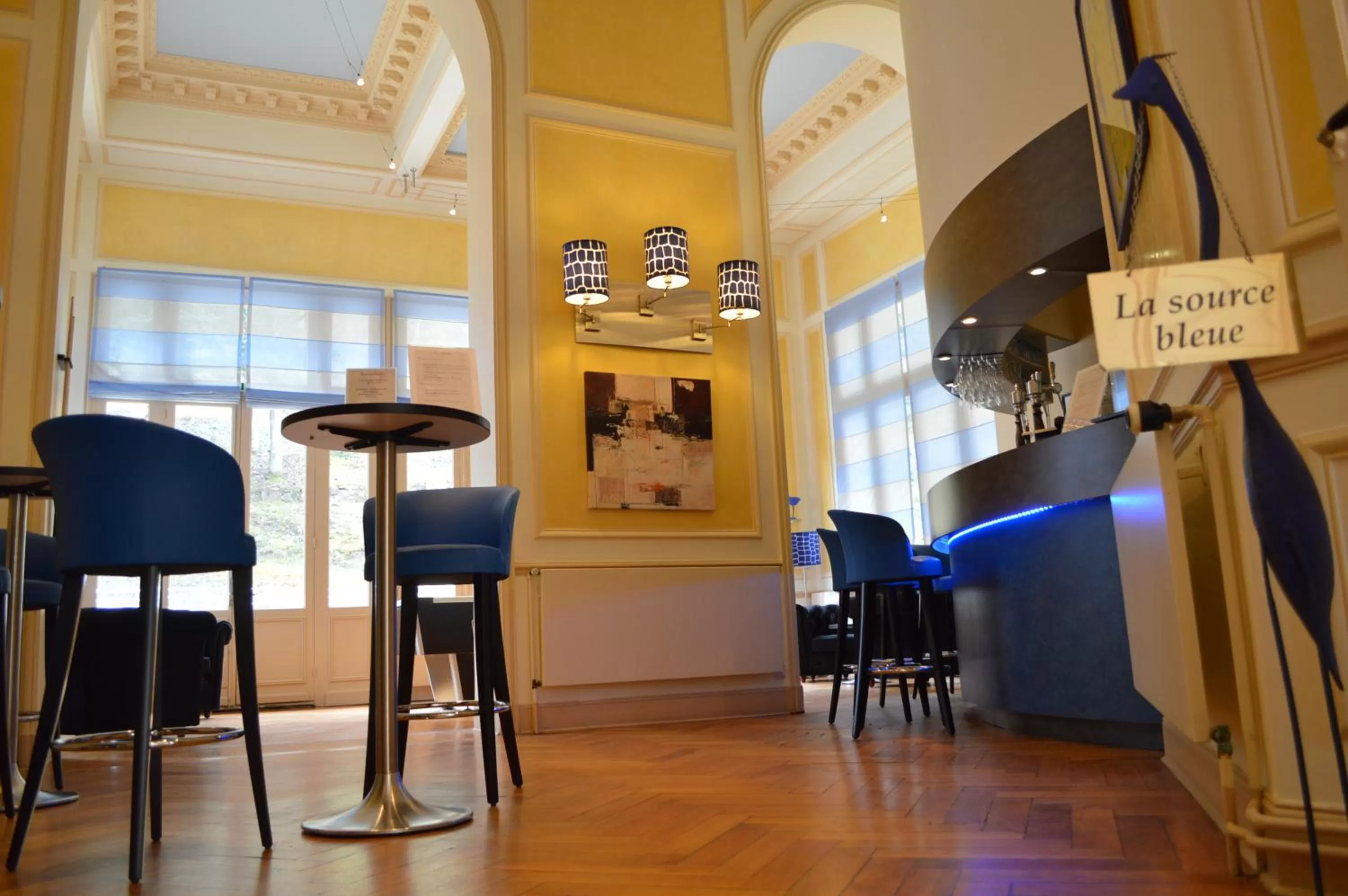 Lounge or bar in Hôtel Mercure Saint-Nectaire Spa & Bien-être