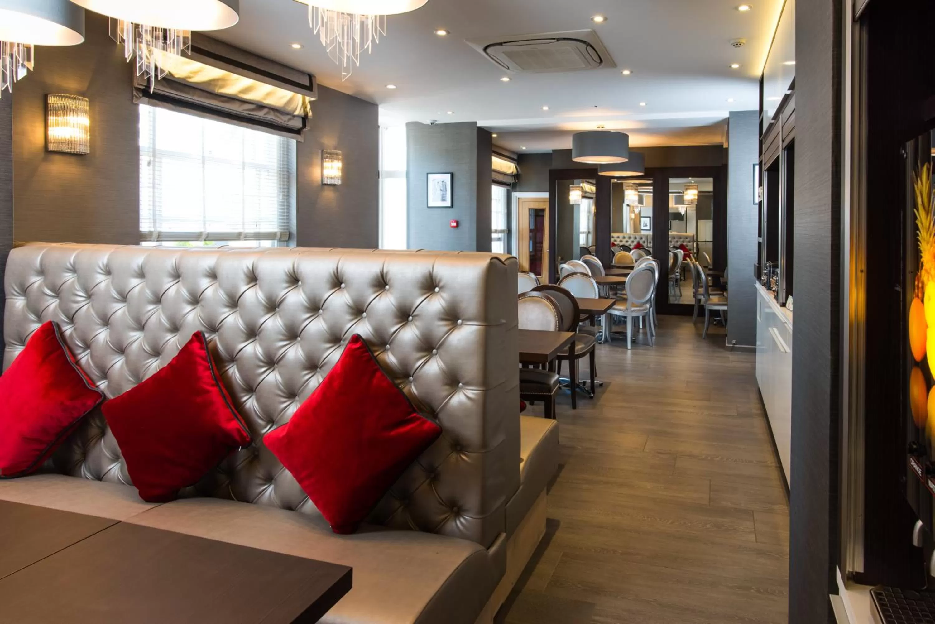 Communal lounge/ TV room in Best Western Buckingham Palace Rd