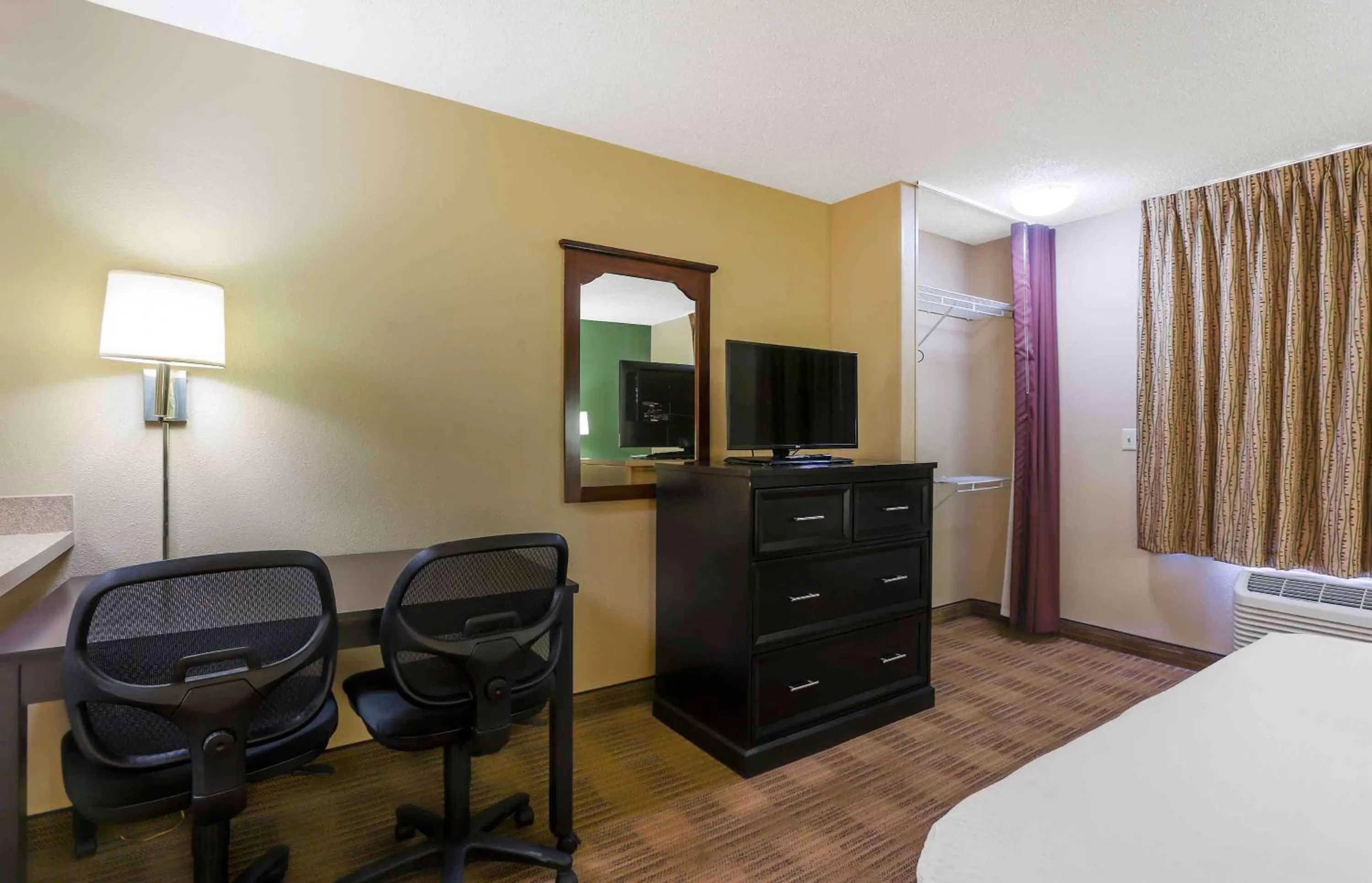 Bedroom, Bed in Extended Stay America Select Suites - Springfield - South
