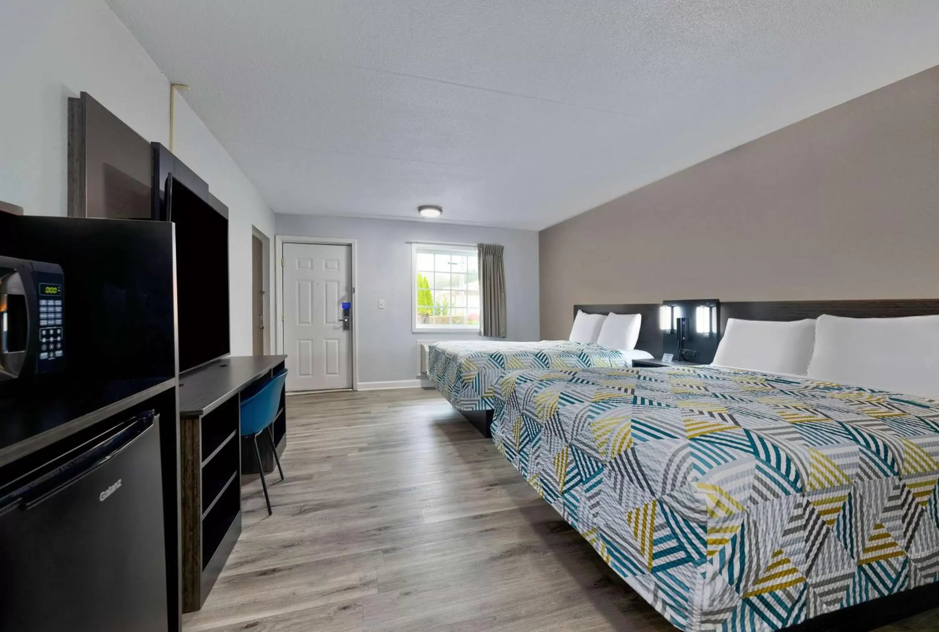 Queen Room with Two Queen Beds - Disability Access - Non-Smoking in Motel 6 Corbin KY Queen Room with Two Queen Beds - Disability Access - Non-Smoking in Motel 6 Corbin KY