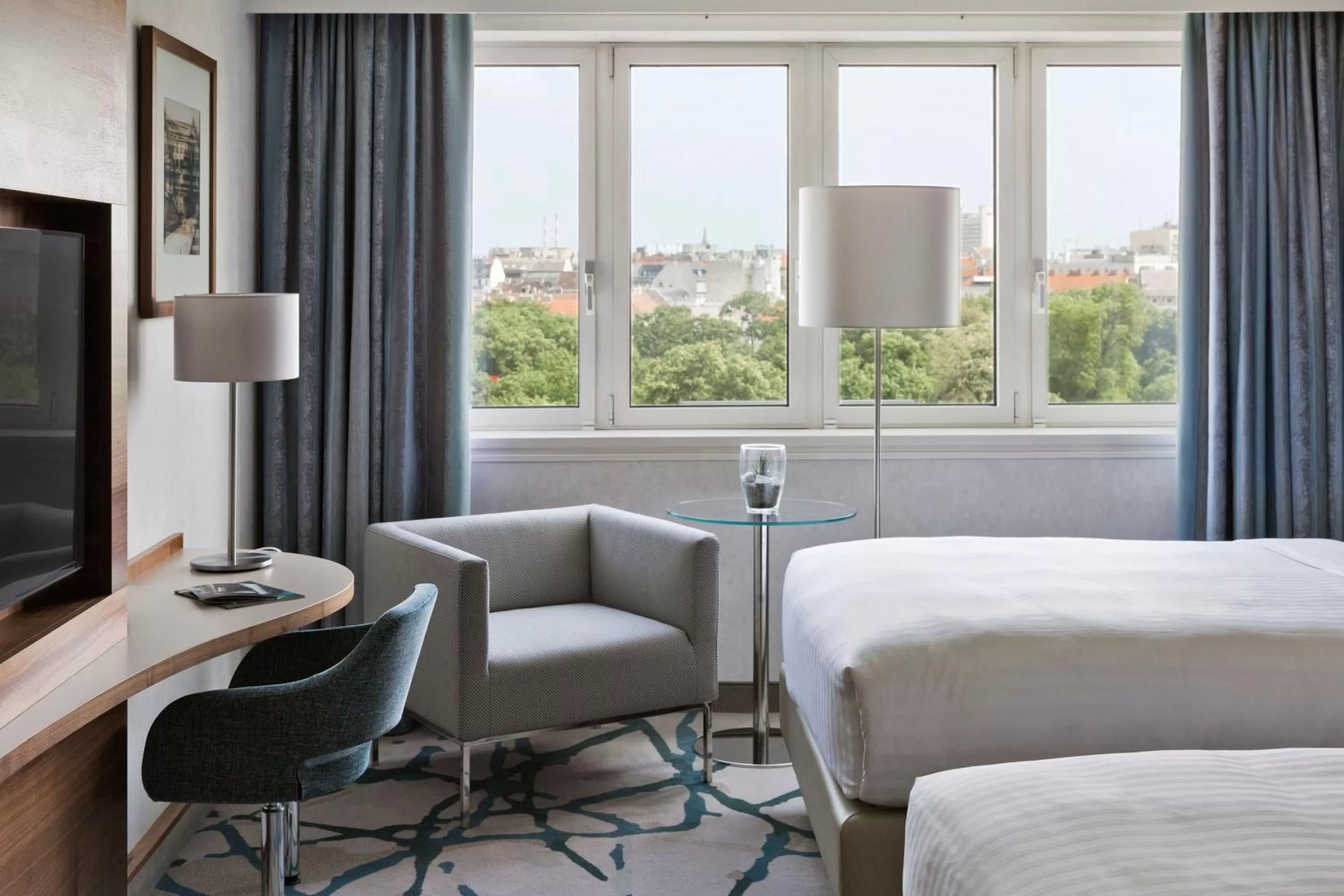 Photo of the whole room, Bed in Vienna Marriott Hotel