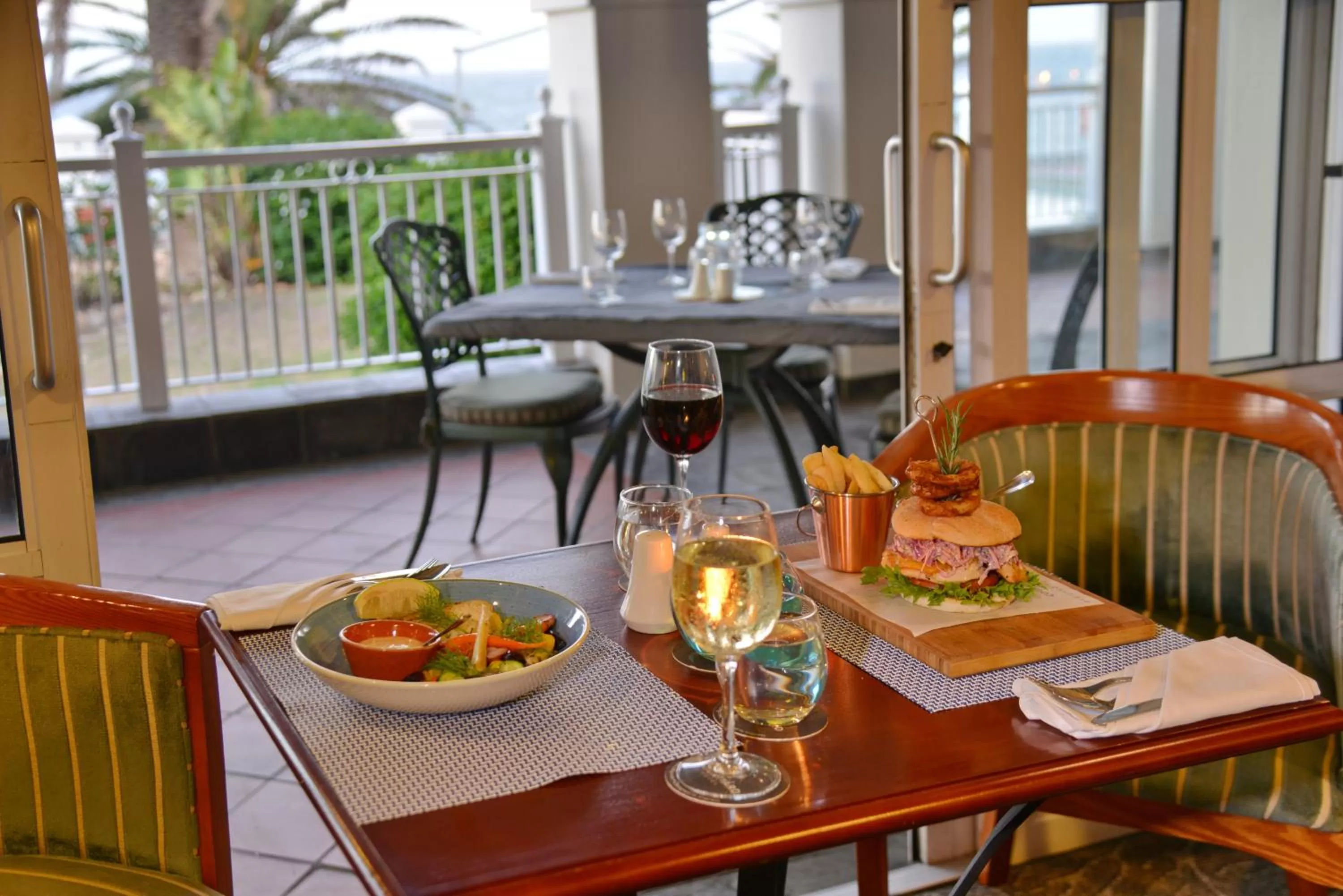 Restaurant/places to eat in Courtyard Hotel Gqeberha