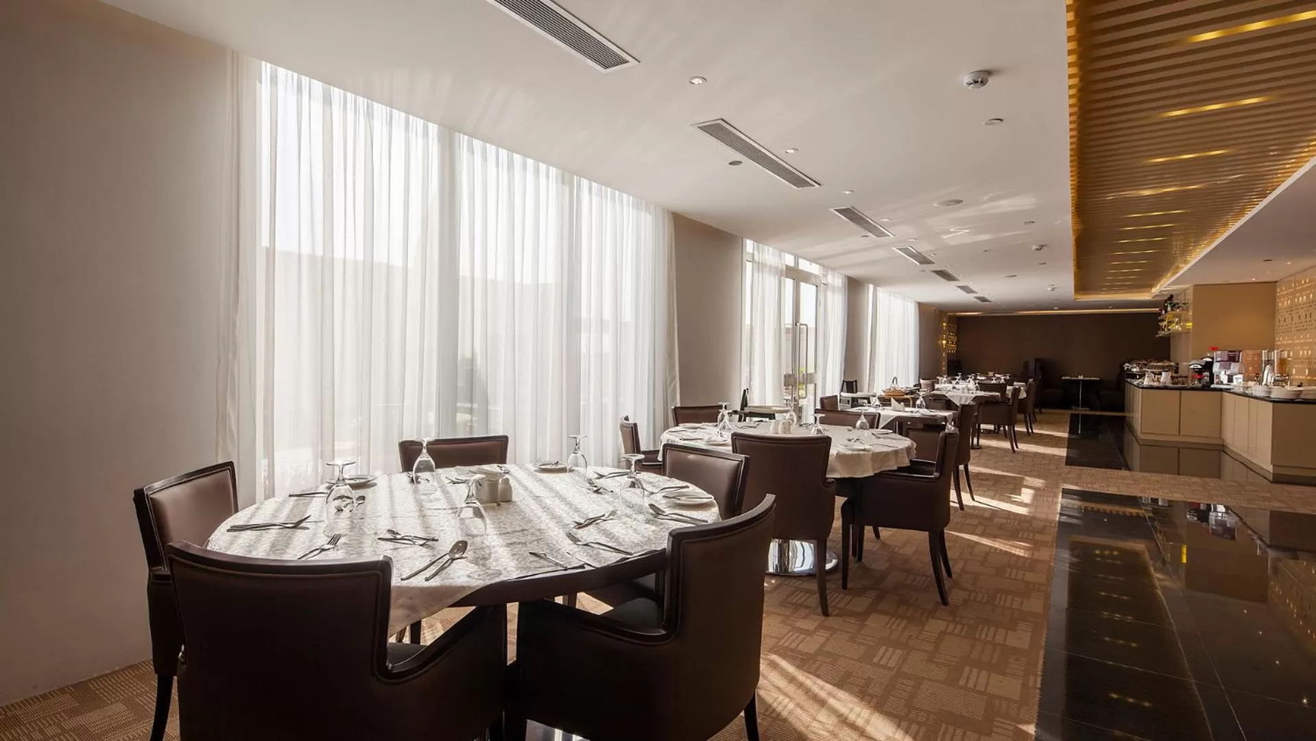 Restaurant/Places to Eat in Western Lamar Hotel