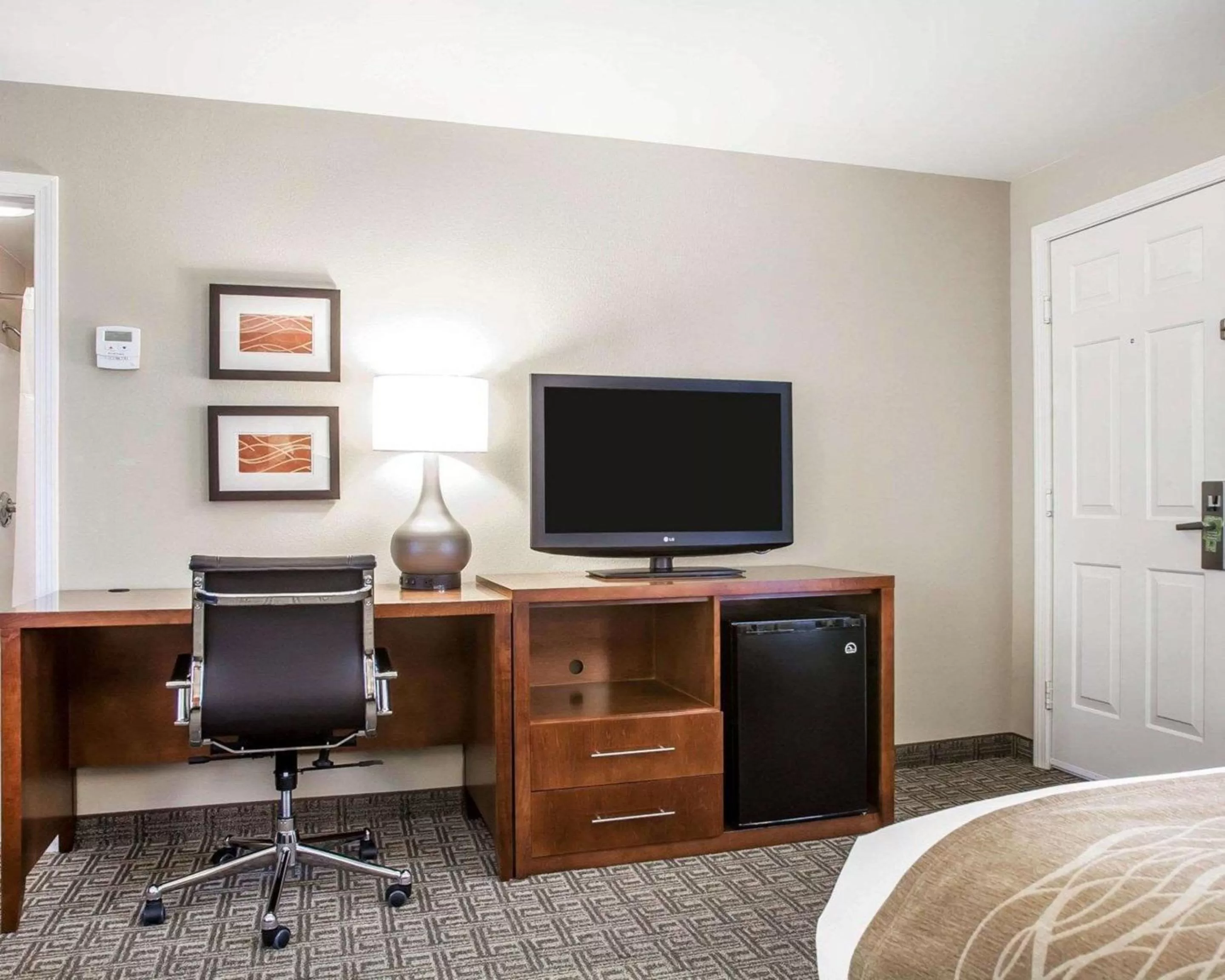 Photo of the whole room, Bed in Comfort Inn & Suites Sturbridge-Brimfield