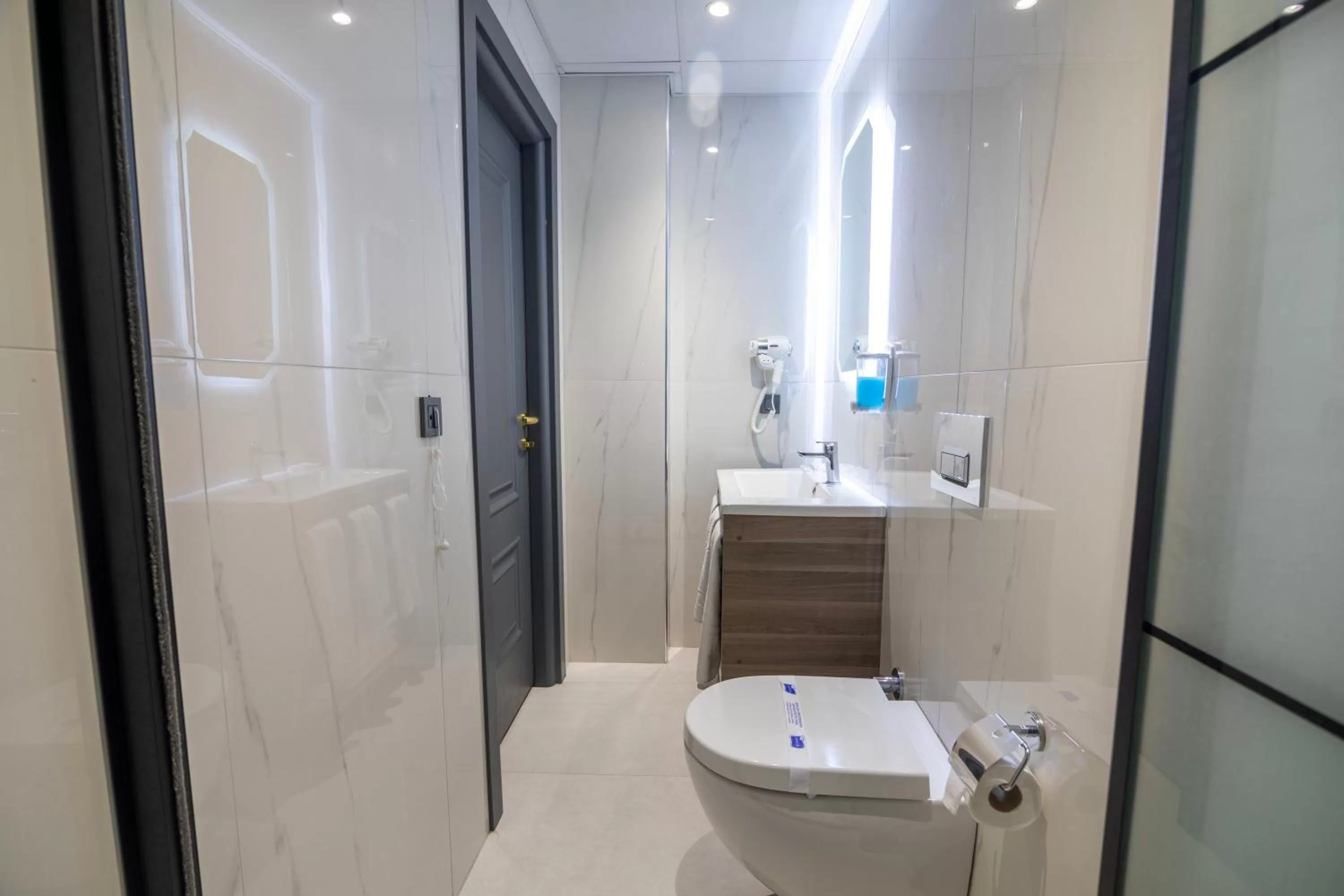 Shower in The Omiya Hotel