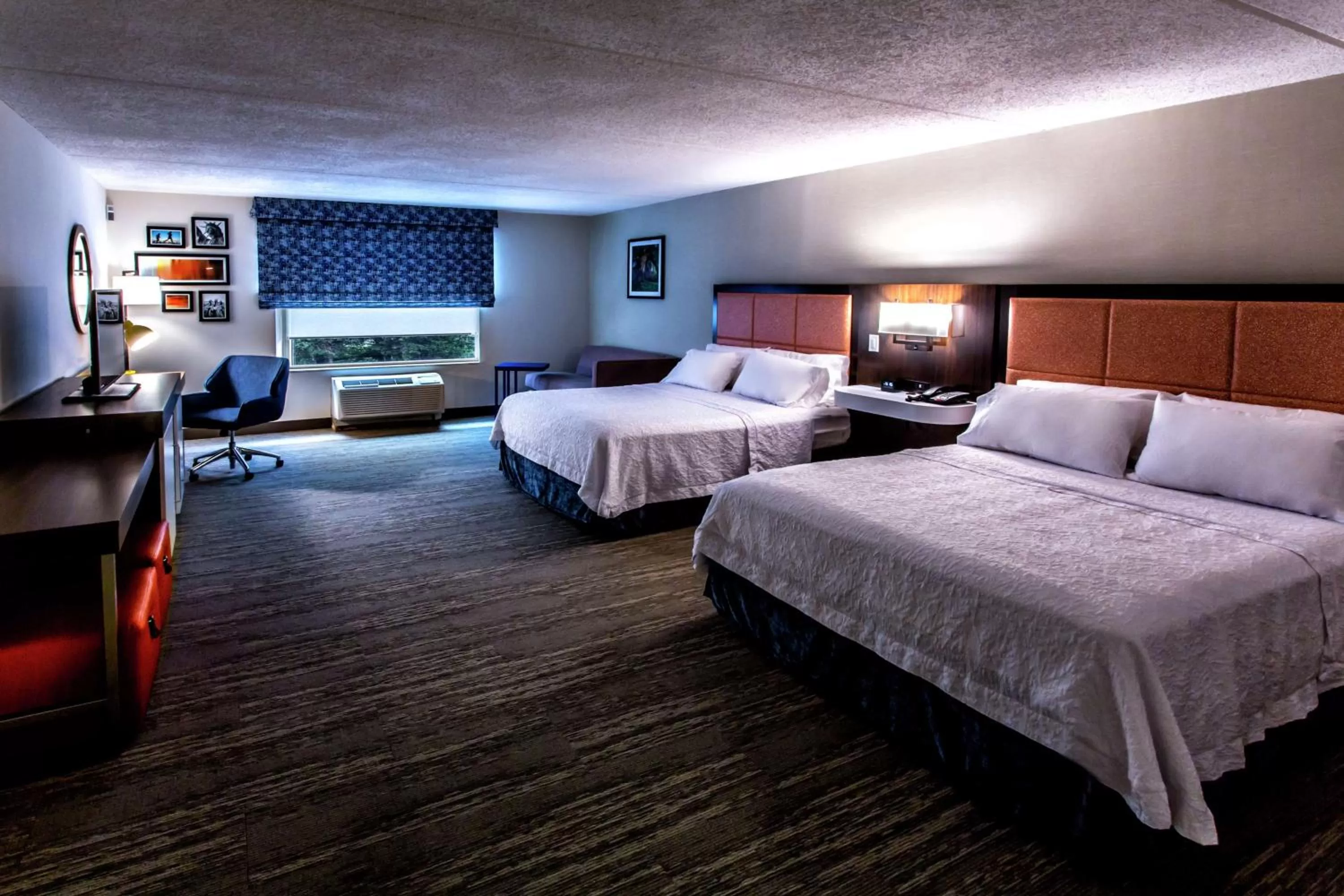 Bed in Hampton Inn & Suites Staten Island