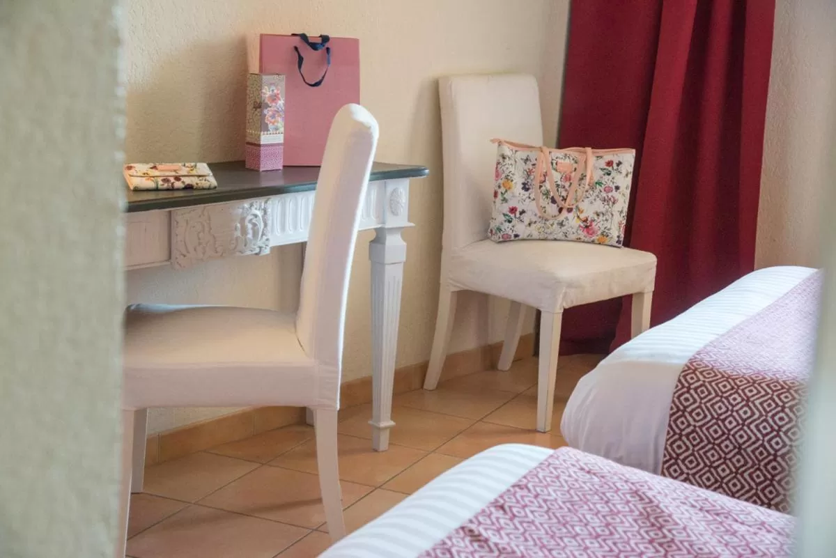 furniture, Bed in Hotel du Forum