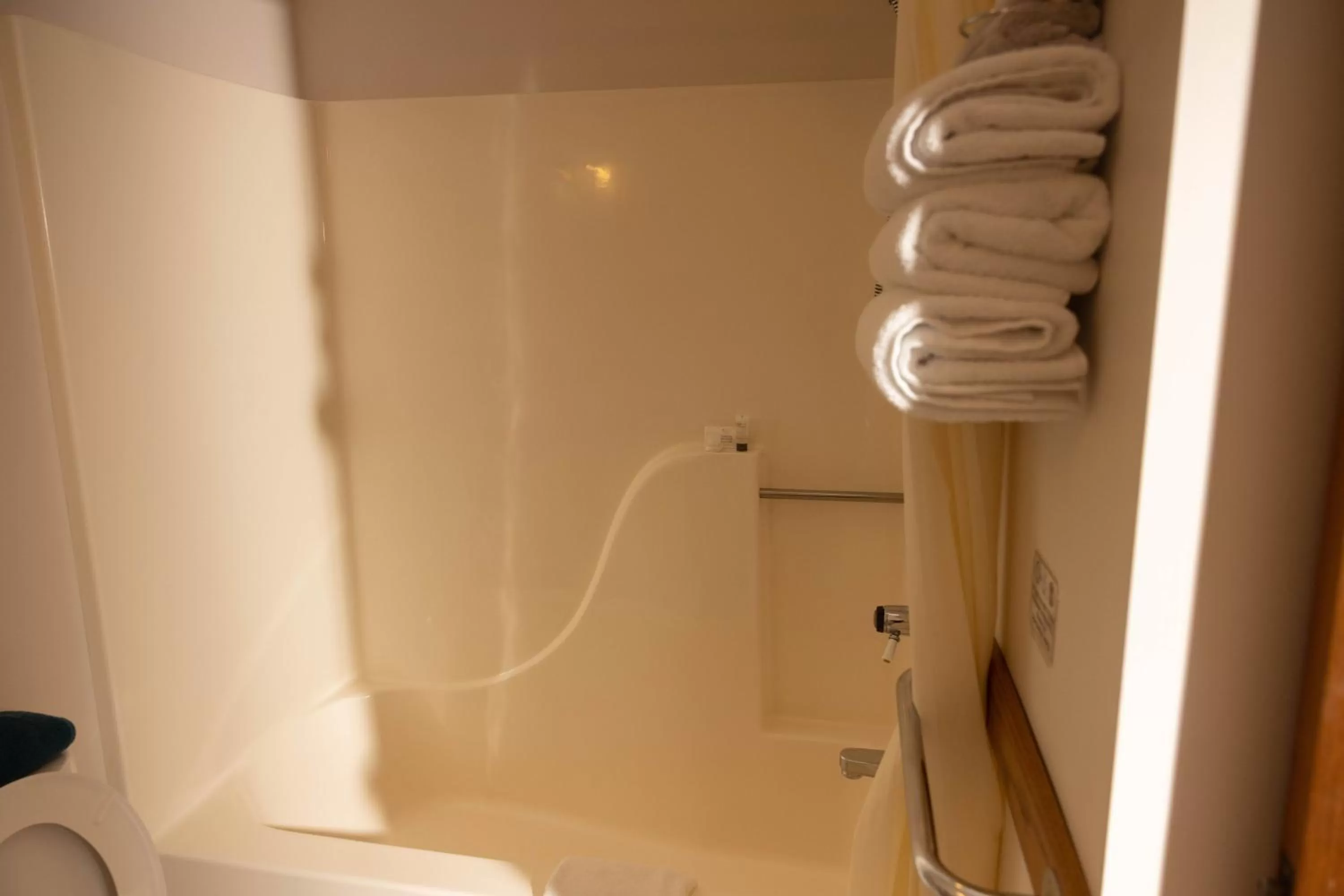 Shower in Lafayette Inn