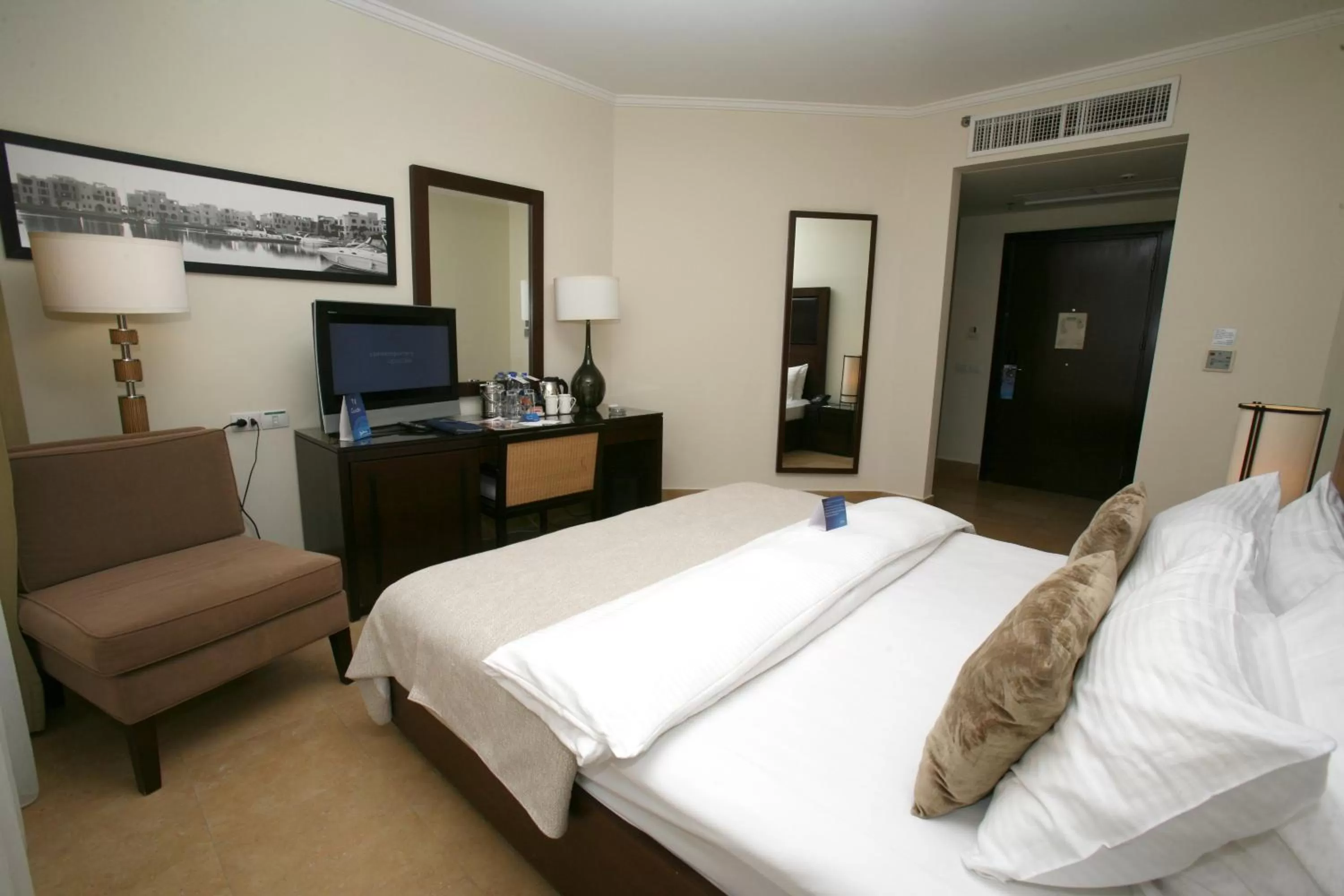 Bedroom, Bed in Grand Tala Bay Resort, Aqaba