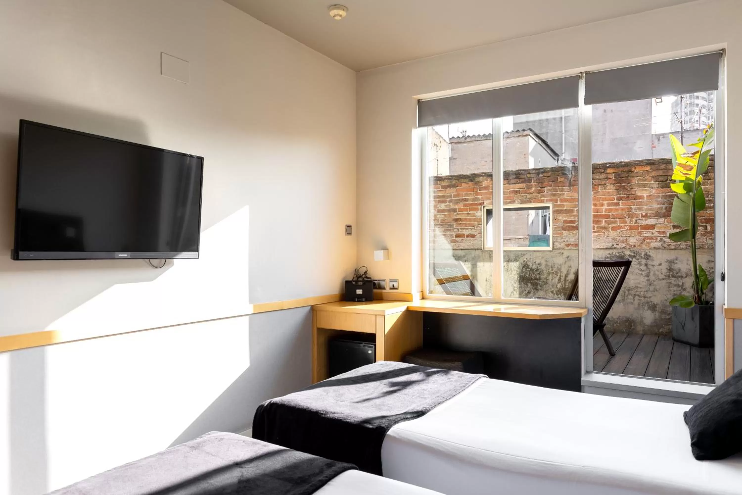 Photo of the whole room, Bed in Onix Liceo