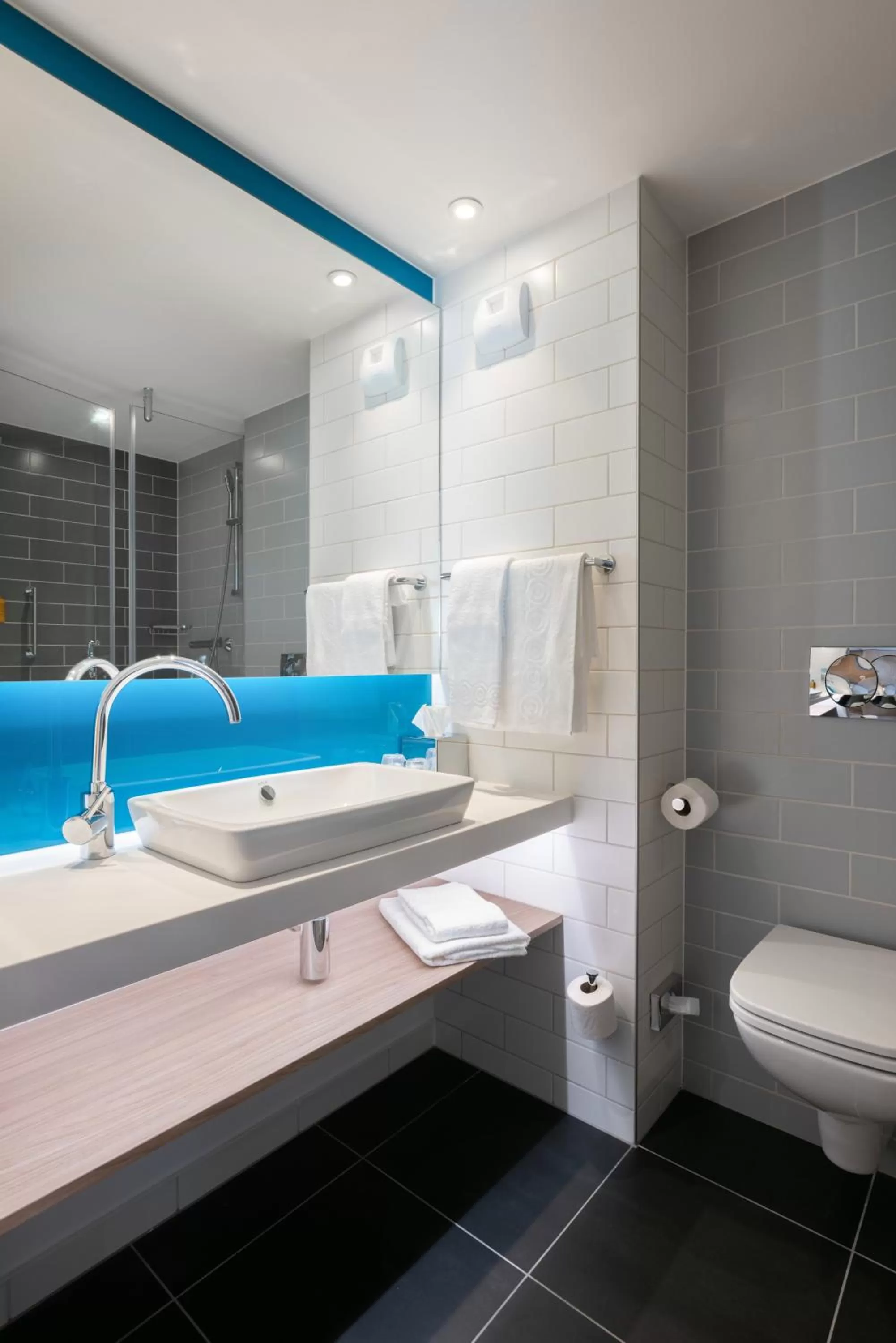 Bathroom in Holiday Inn Express - Rouen Centre - Rive Gauche by IHG