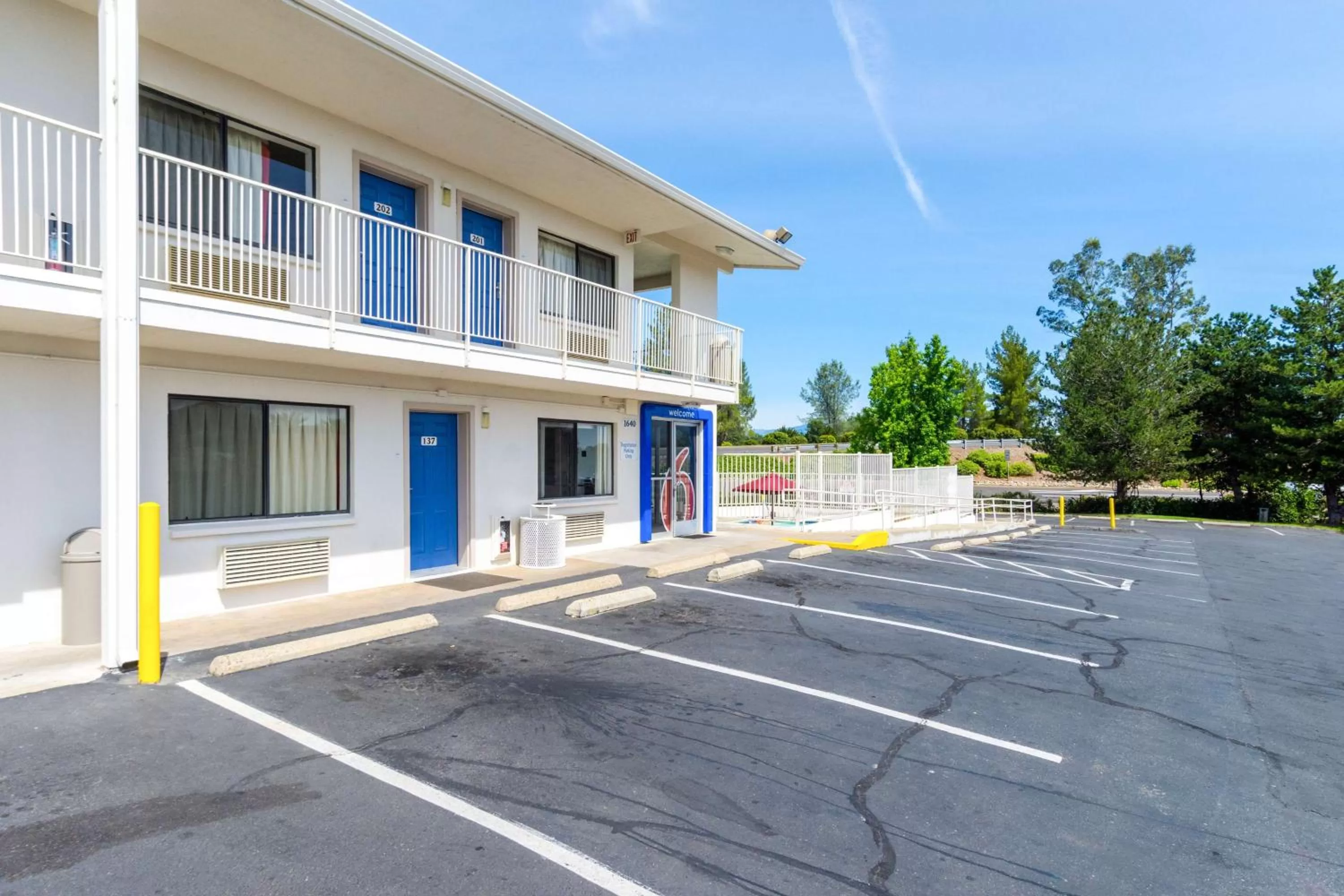 Property building in Motel 6-Redding, CA - Central