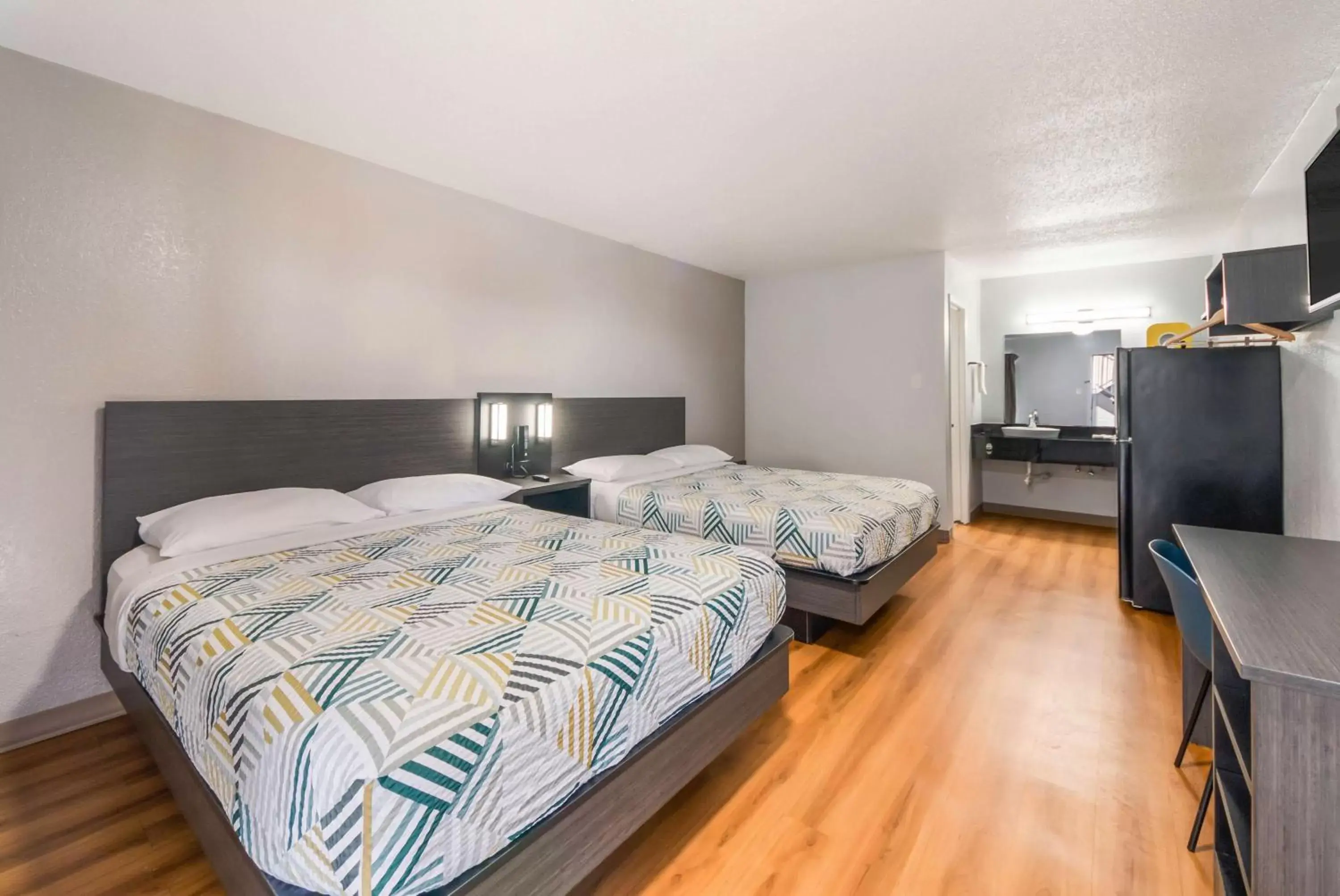 Deluxe Quadruple Room - Smoking in Studio 6 Laredo, Tx - North I-35 Deluxe Quadruple Room - Smoking in Studio 6 Laredo, Tx - North I-35