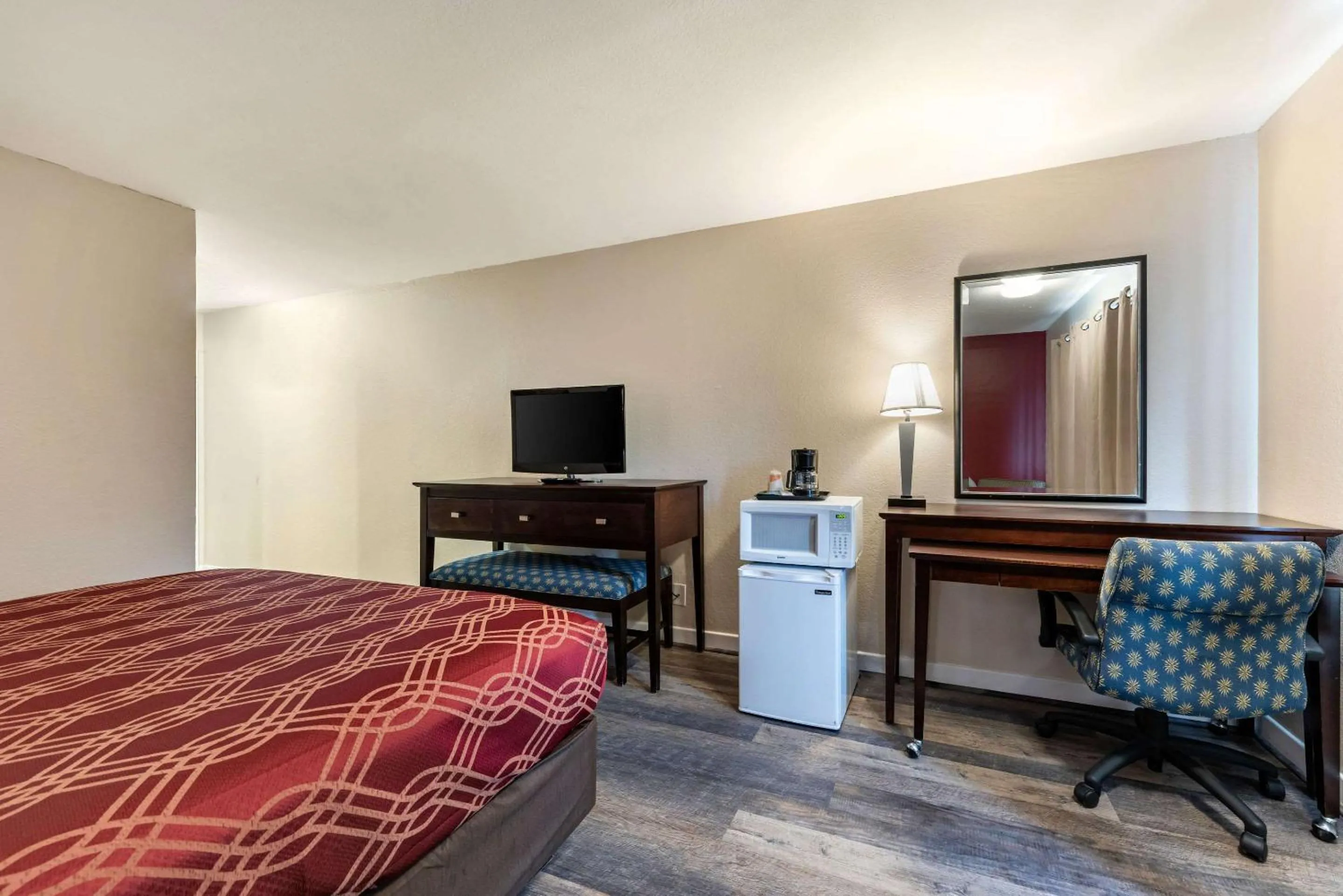 Photo of the whole room, Bed in Bay Breeze Inn