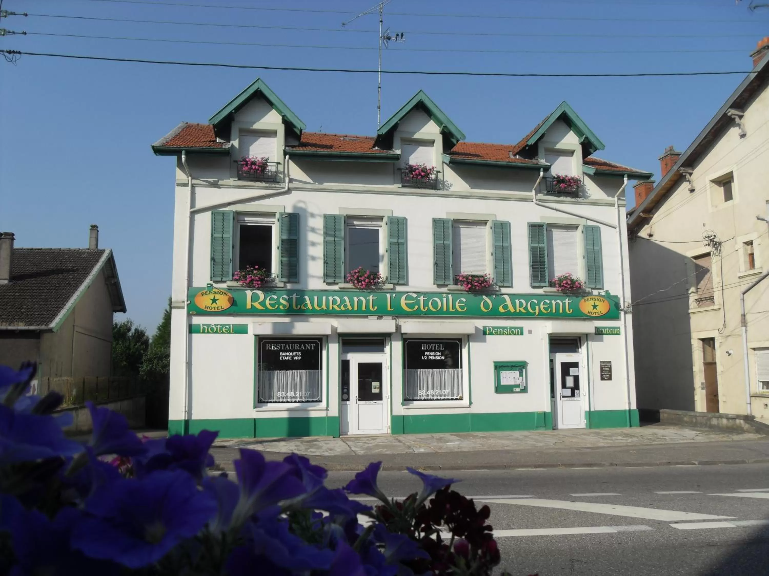 Facade/entrance in L Etoile d'Argent